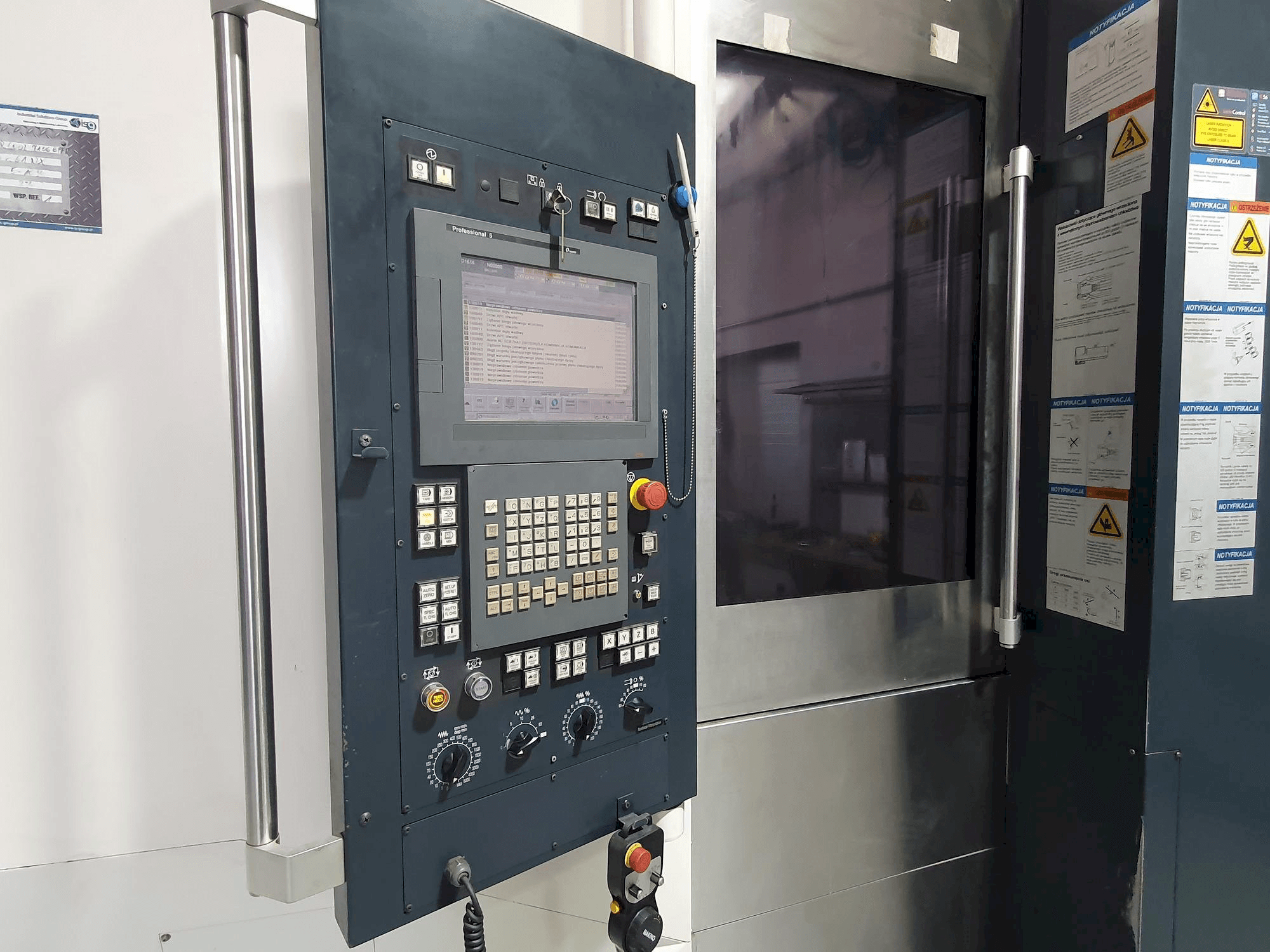 Čelní pohled na Makino a61nx stroj