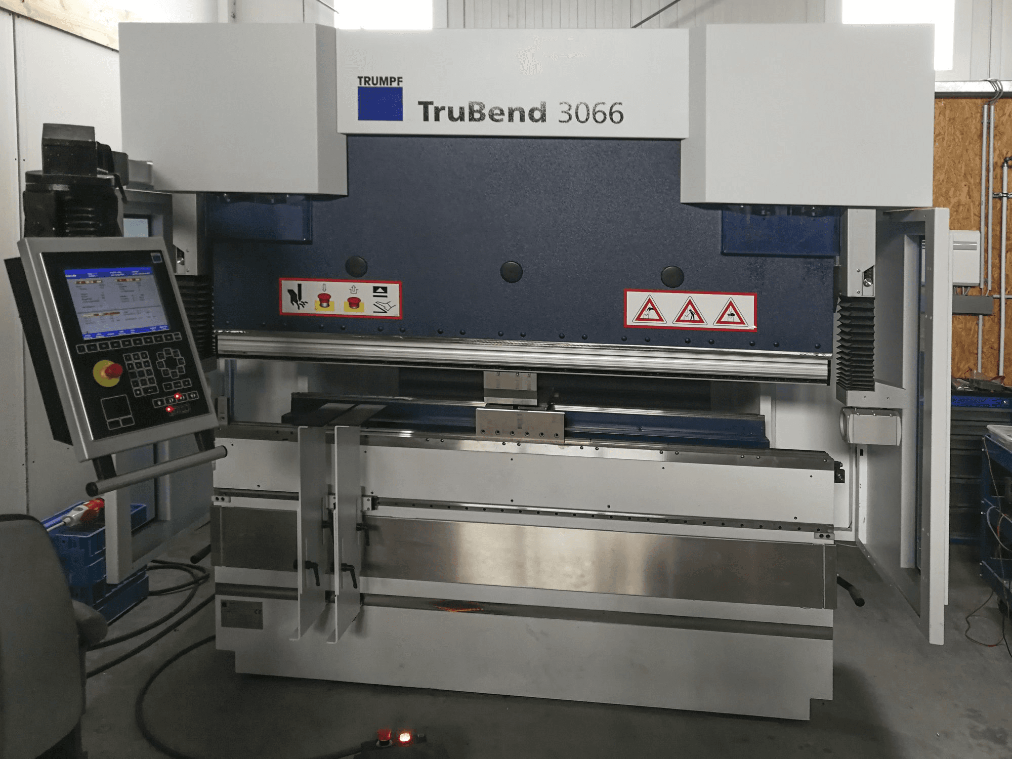 Čelní pohled na Trumpf TruBend 3066 stroj