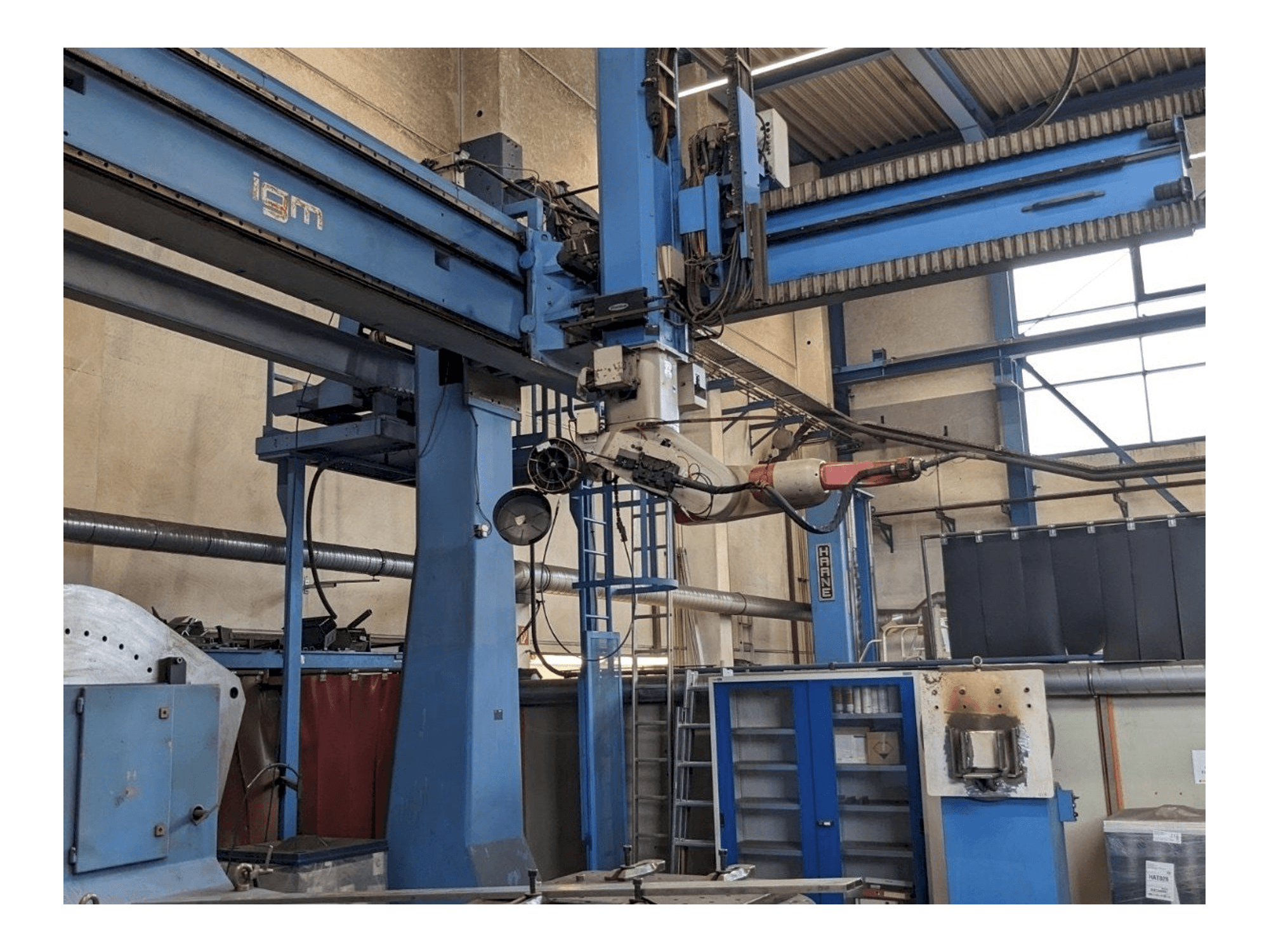 Čelní pohled na IGM RTi 300-S stroj