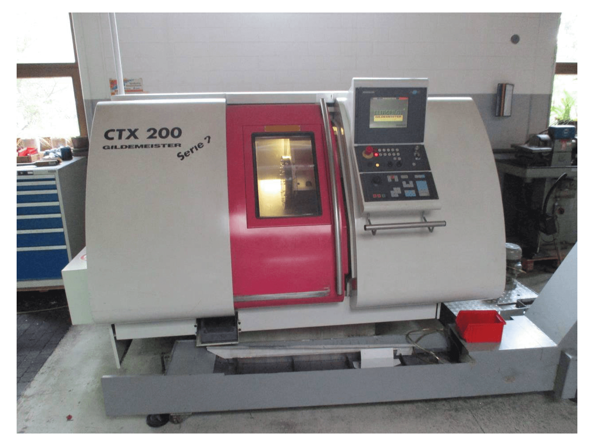 Čelní pohled na Gildemeister CTX 200 stroj