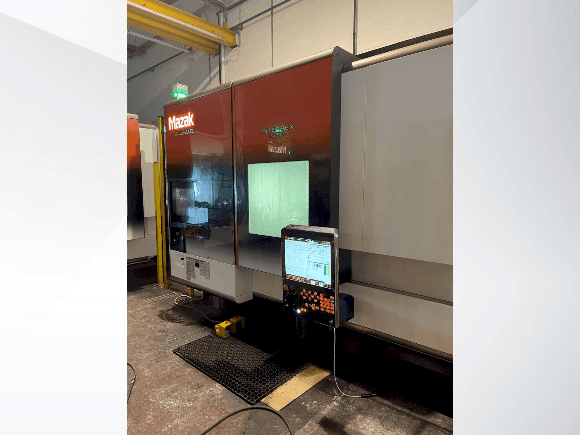 Čelní pohled na Mazak Integrex i-250H stroj
