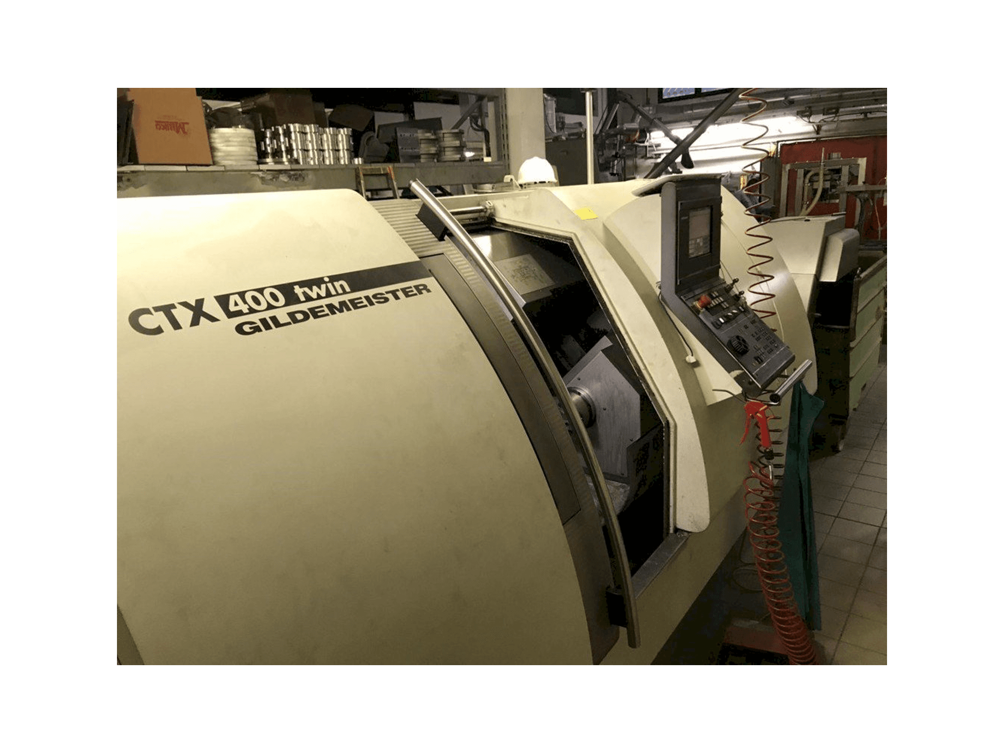 Čelní pohled na Gildemeister CTX 400 Twin stroj