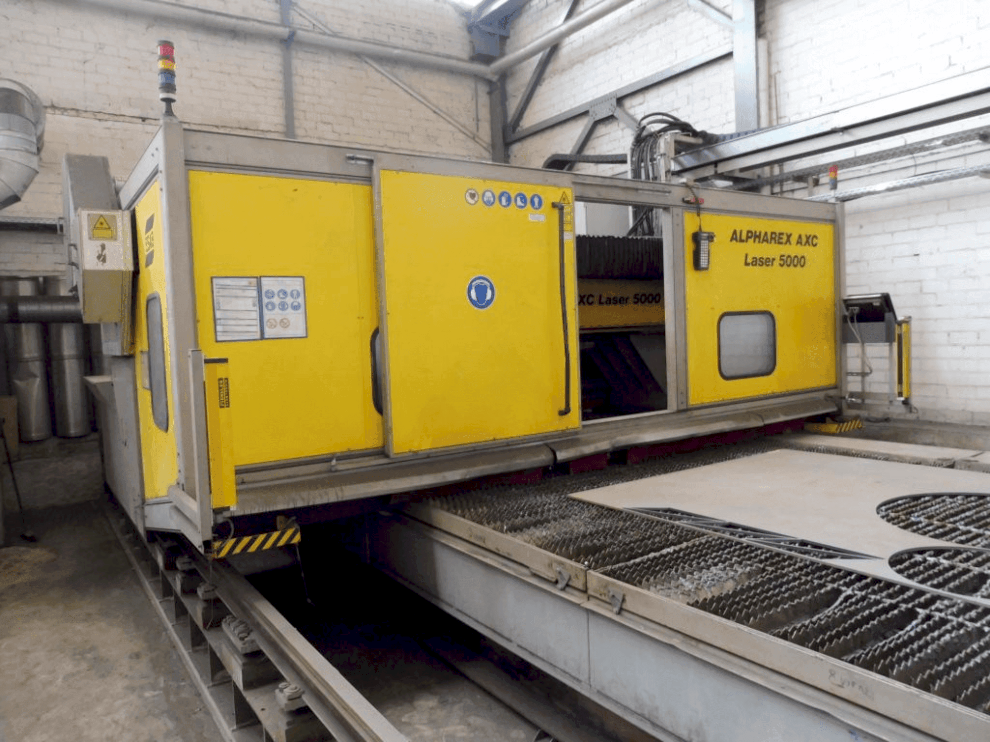 Čelní pohled na ALPHAREX AXC Laser 500 stroj