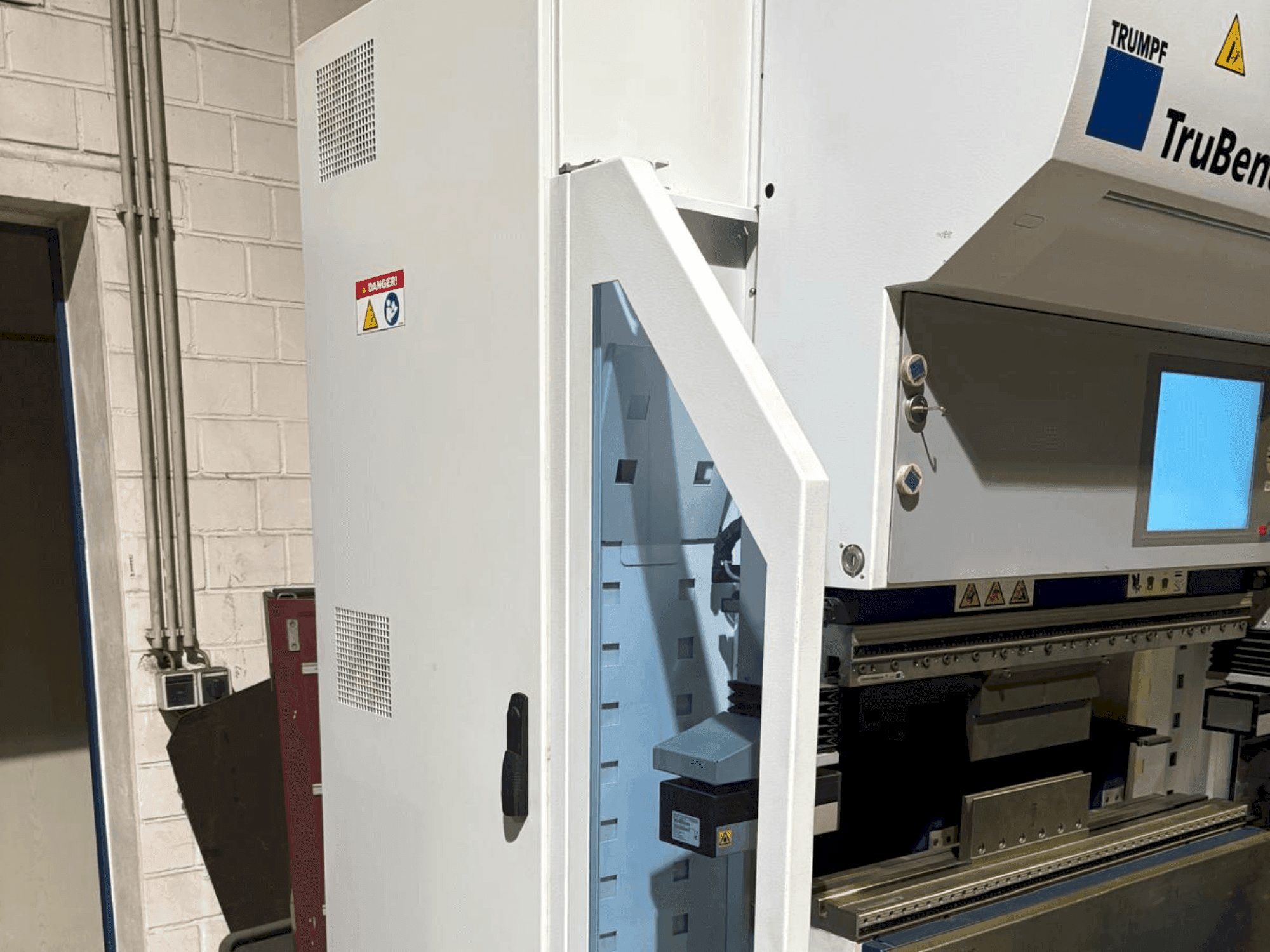 Čelní pohled na TRUMPF TruBend 7036 stroj