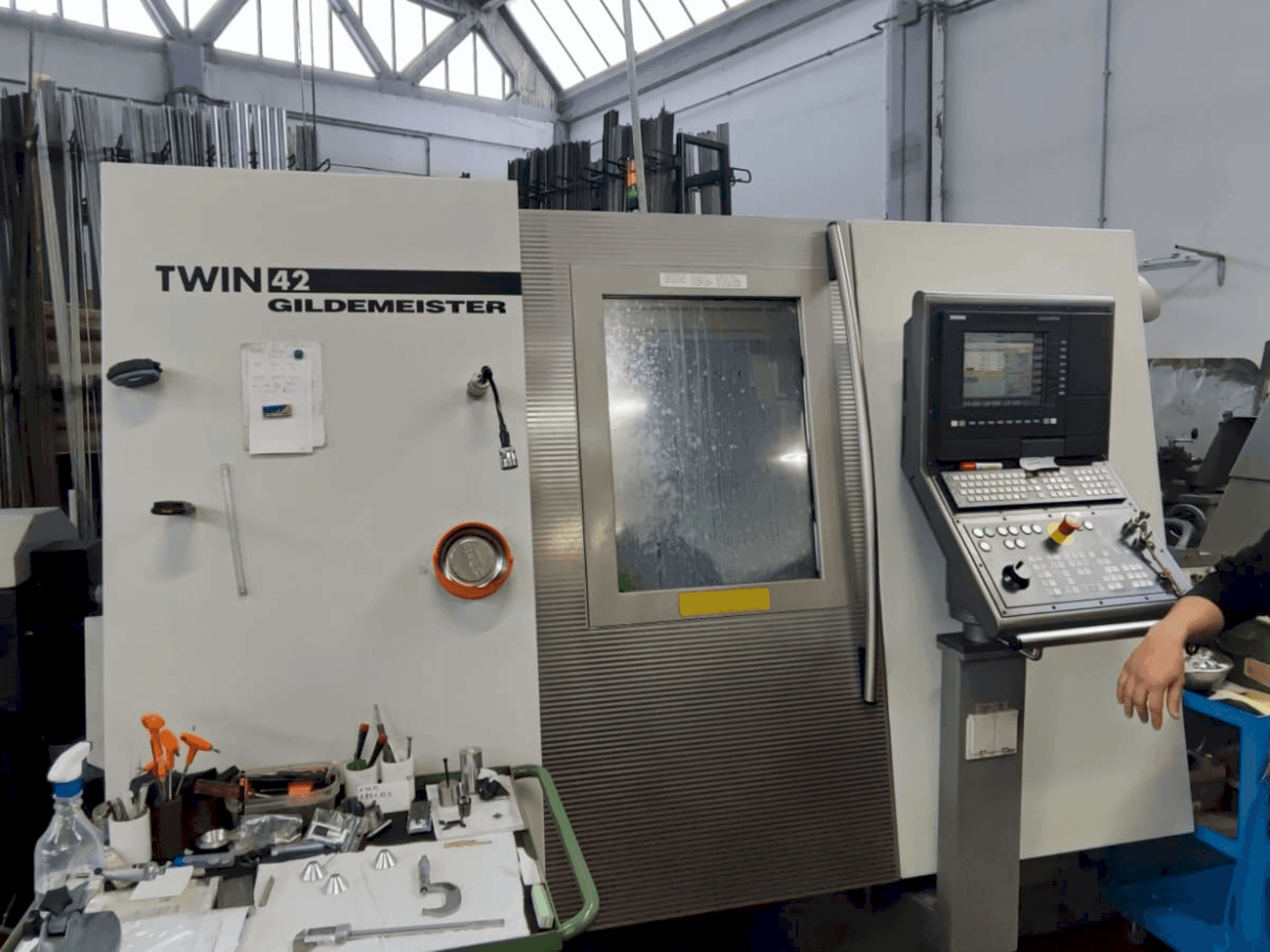 Čelní pohled na Gildemeister TWIN 42 stroj