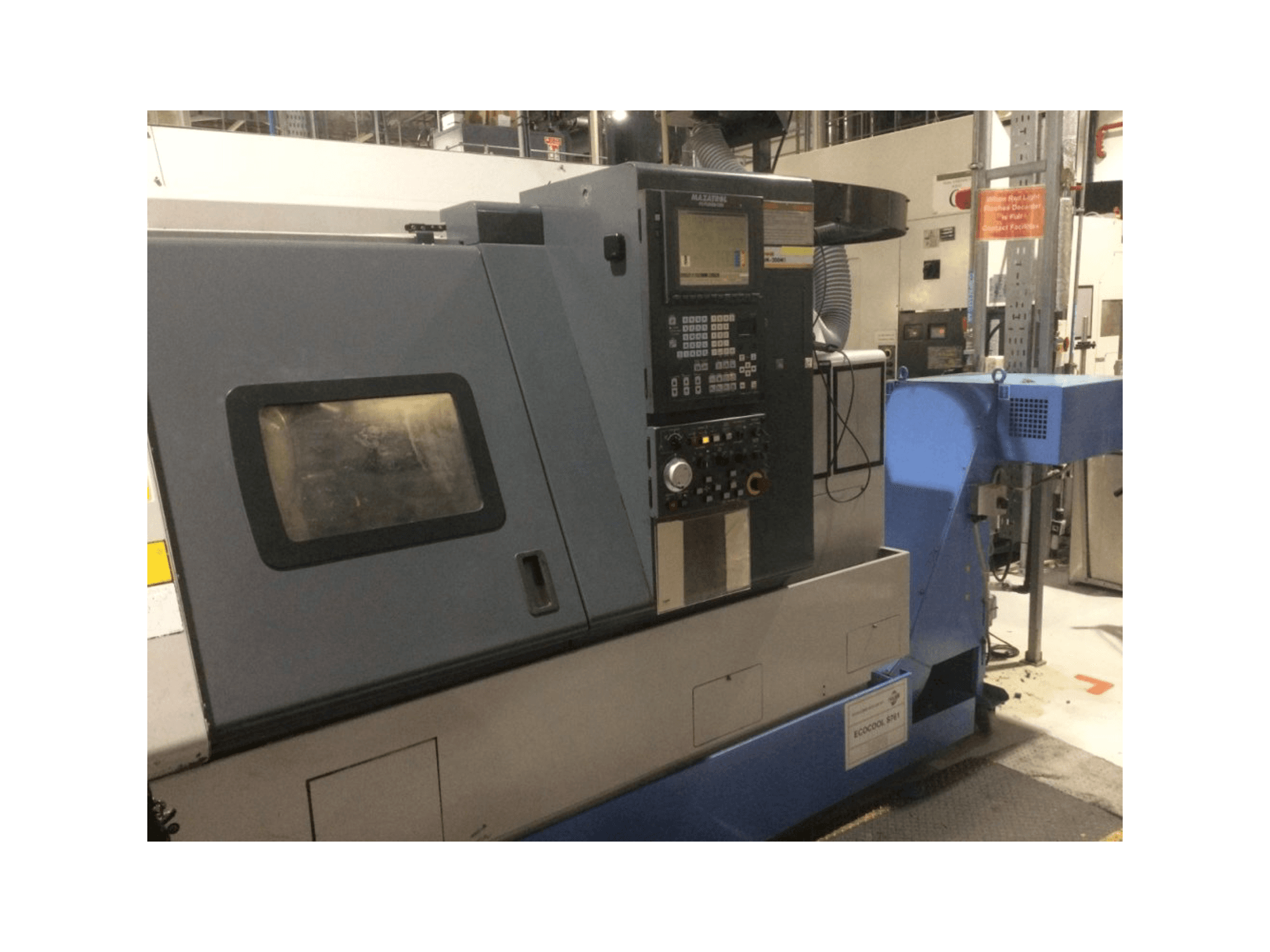 Levý boční pohled na Mazak Super Quick Turn 200M stroj