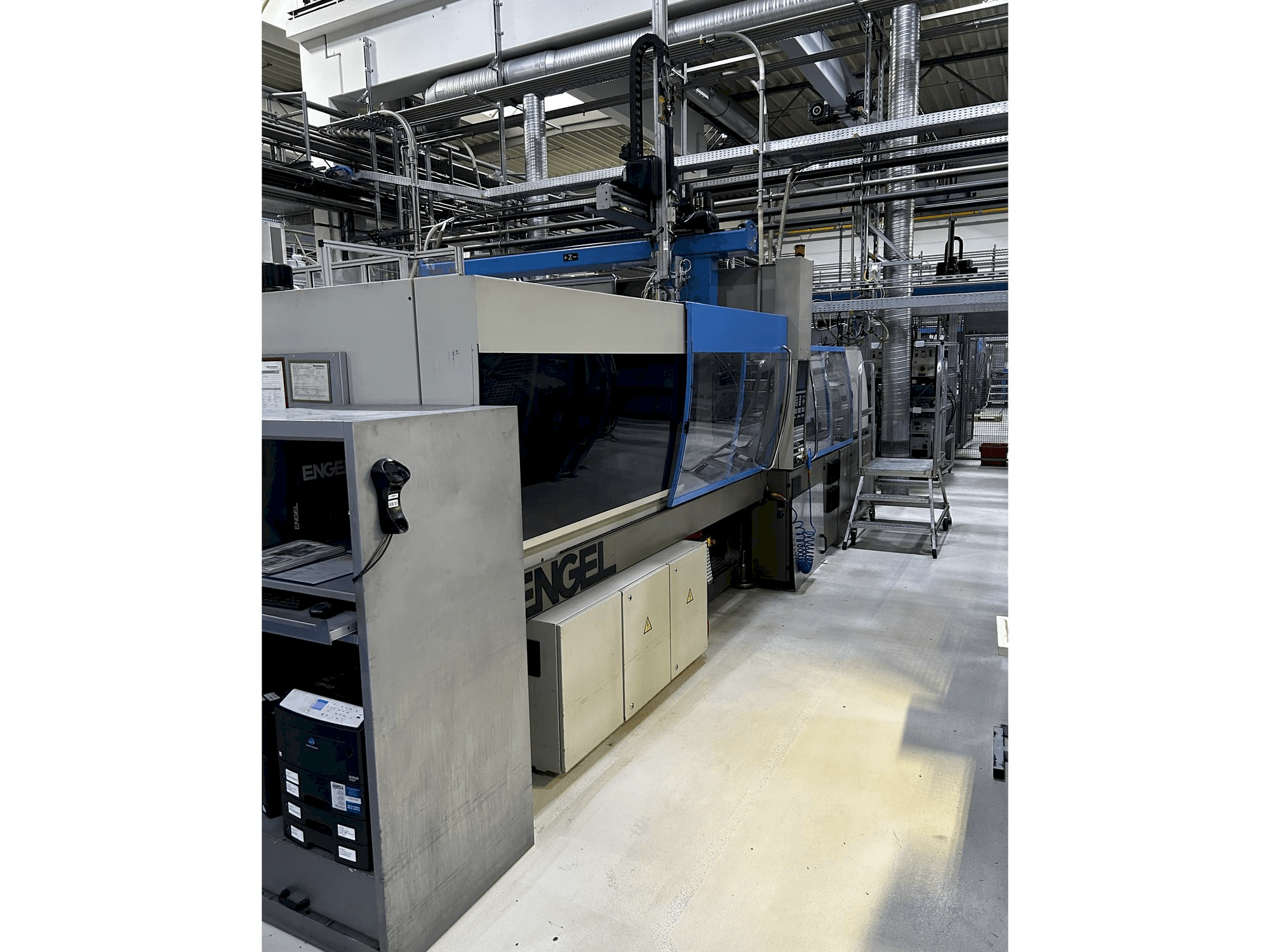 Levý boční pohled na Engel VICTORY 1050/220 stroj