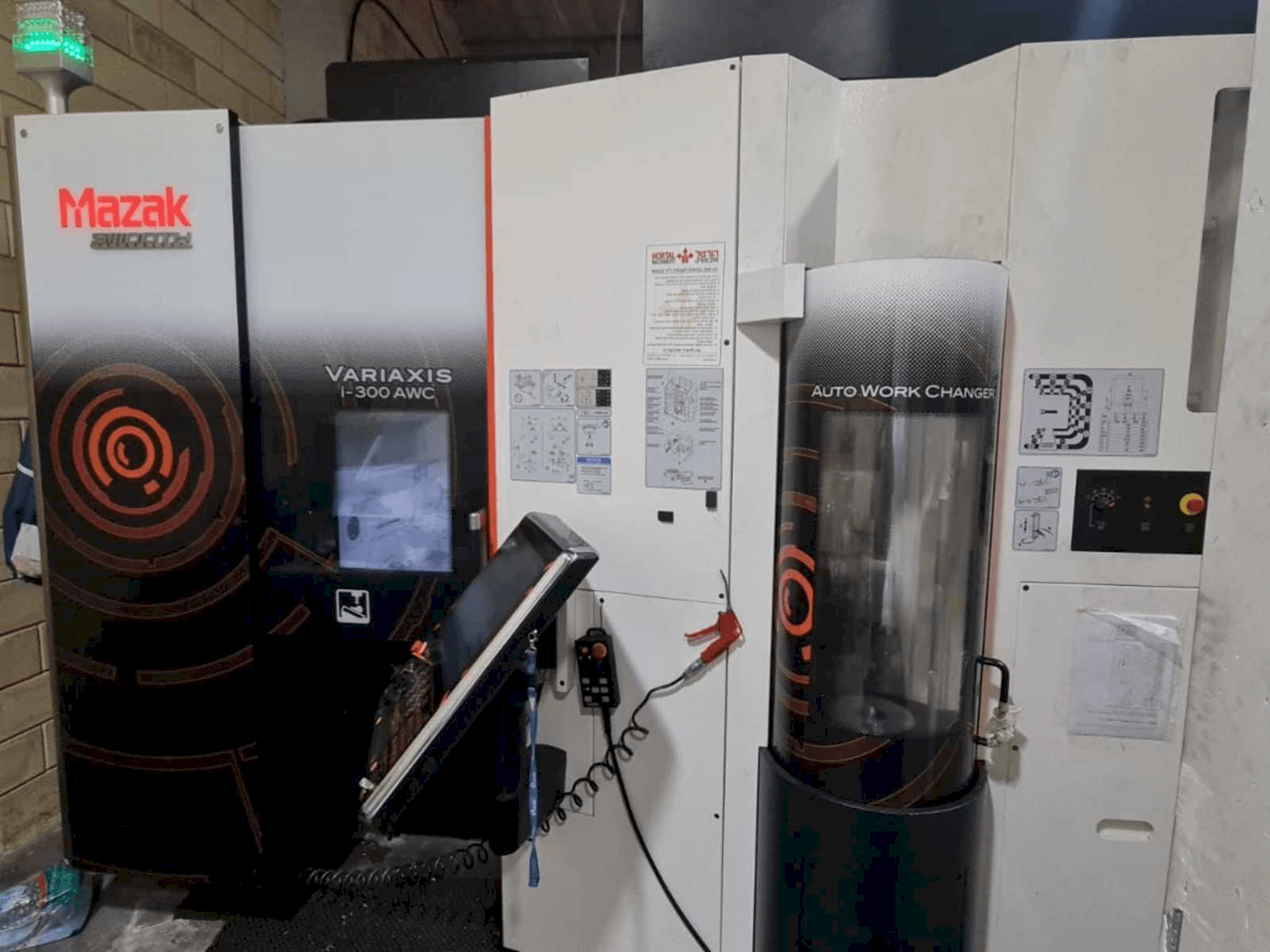Čelní pohled na Mazak VARIAXIS I-300 AWC stroj