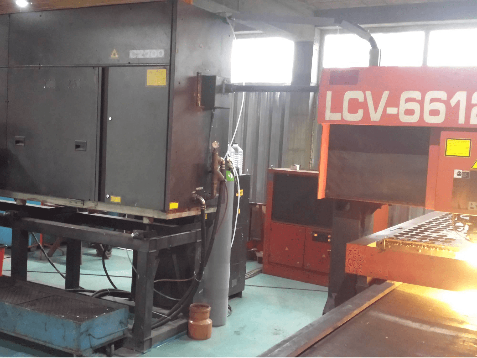 Čelní pohled na AMADA LCV 6612 II stroj