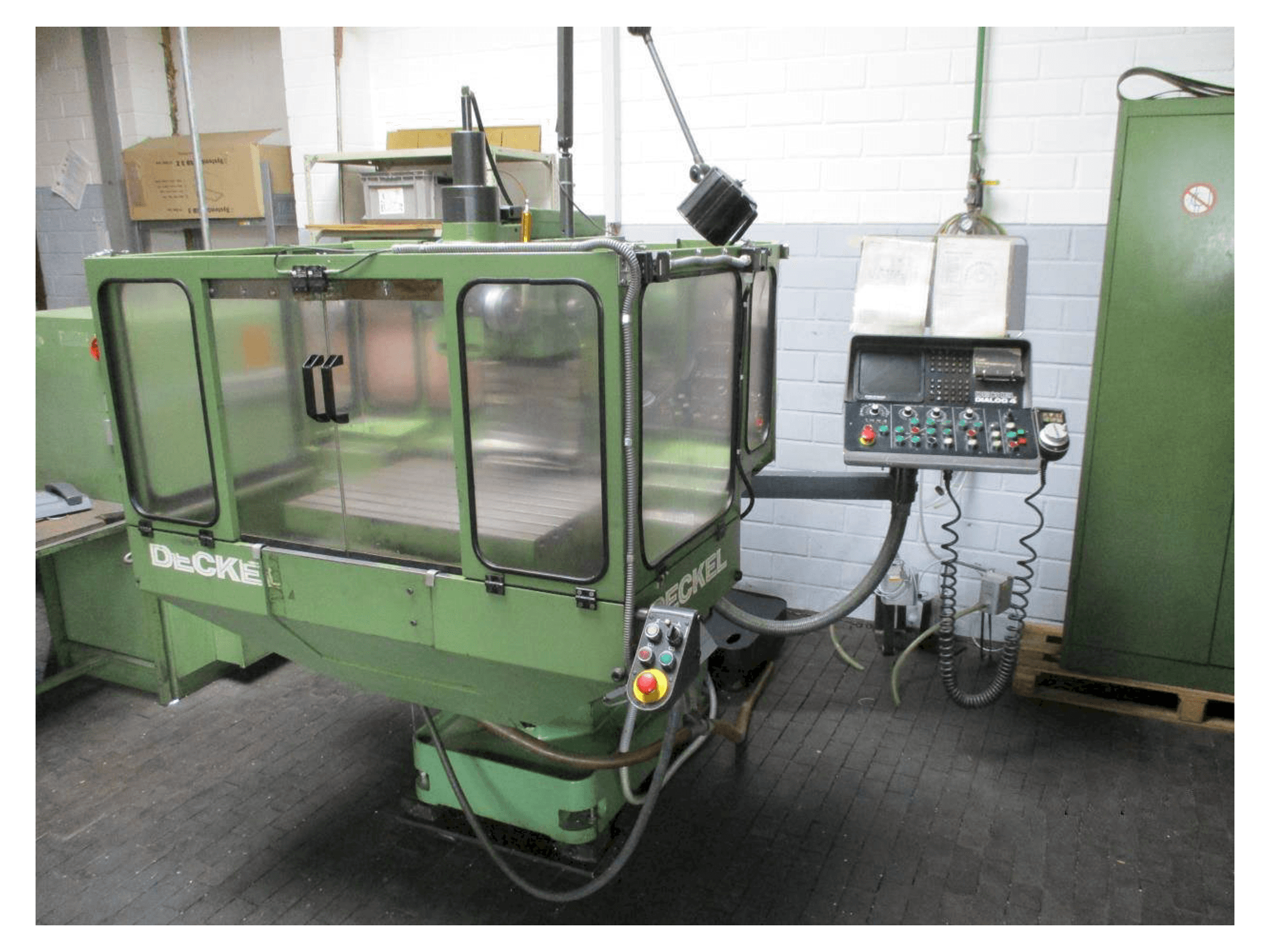 Čelní pohled na DECKEL FP 3NC stroj