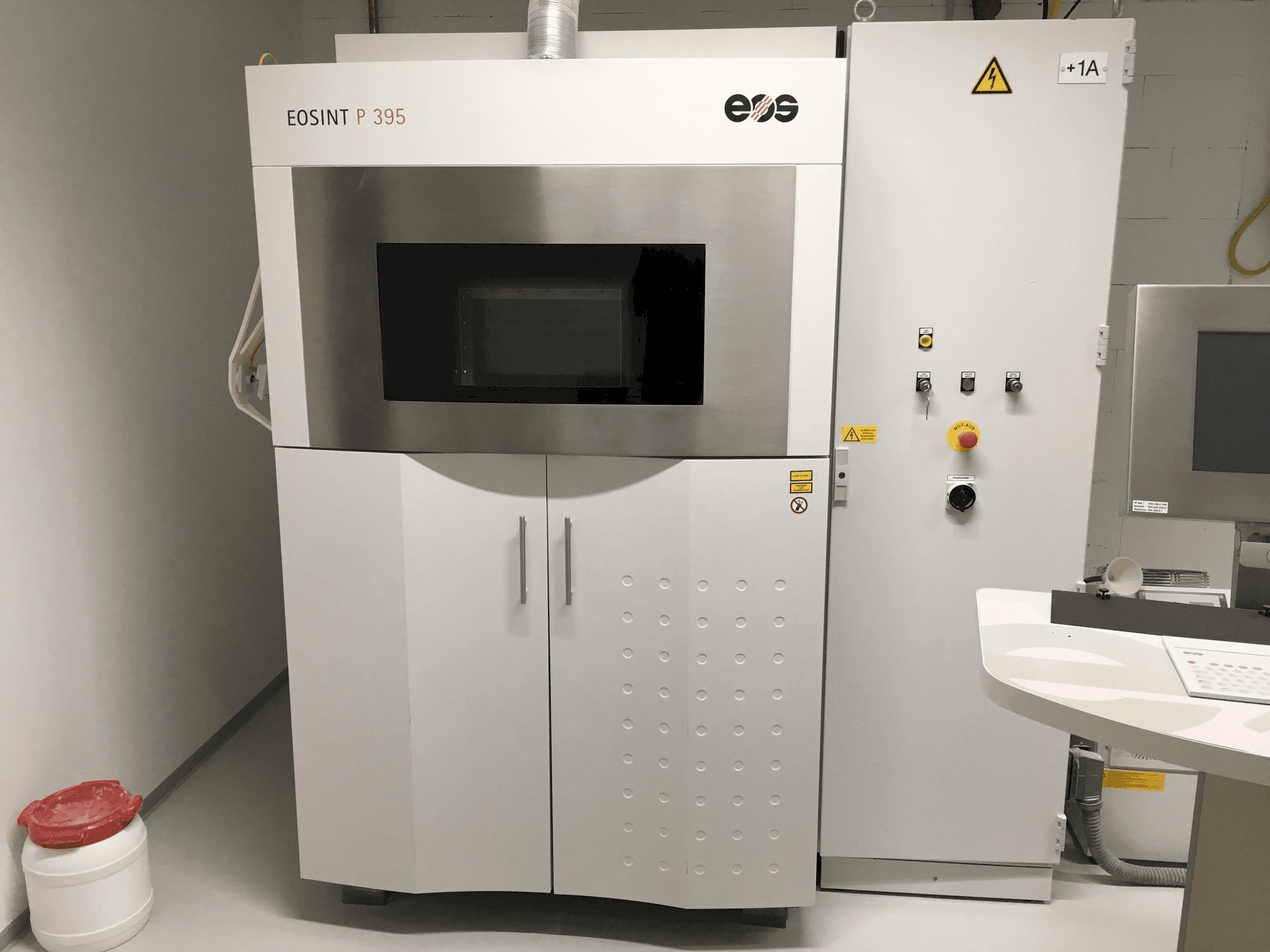 Čelní pohled na EOS EOSINT P 395 stroj