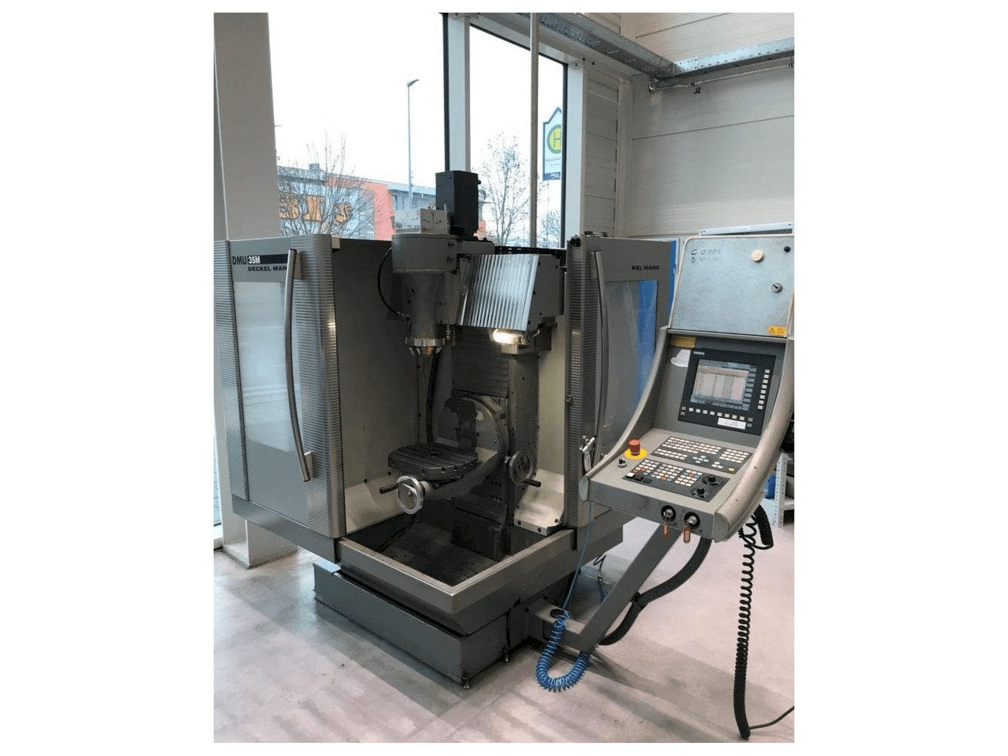 Čelní pohled na DECKEL MAHO DMU 35 M stroj