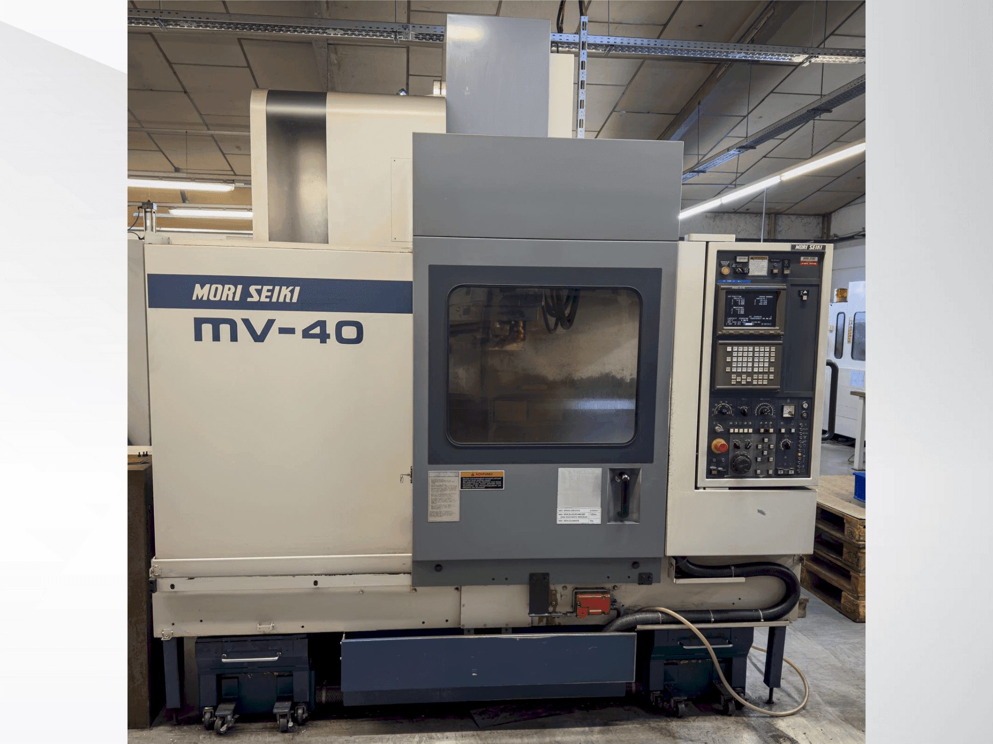 Čelní pohled na MORI SEIKI MV 40B/40 stroj