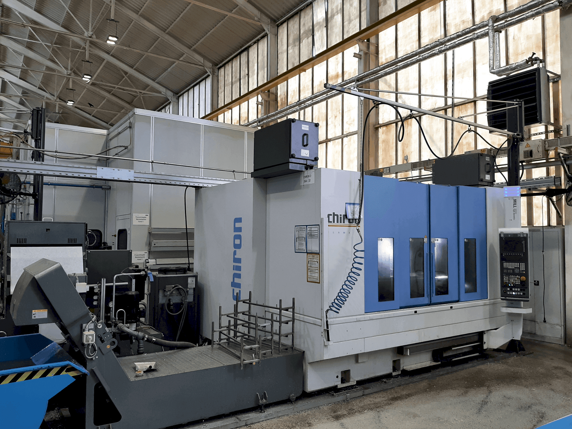 Čelní pohled na CHIRON Mill 2000 High Dynamics (2018) stroj