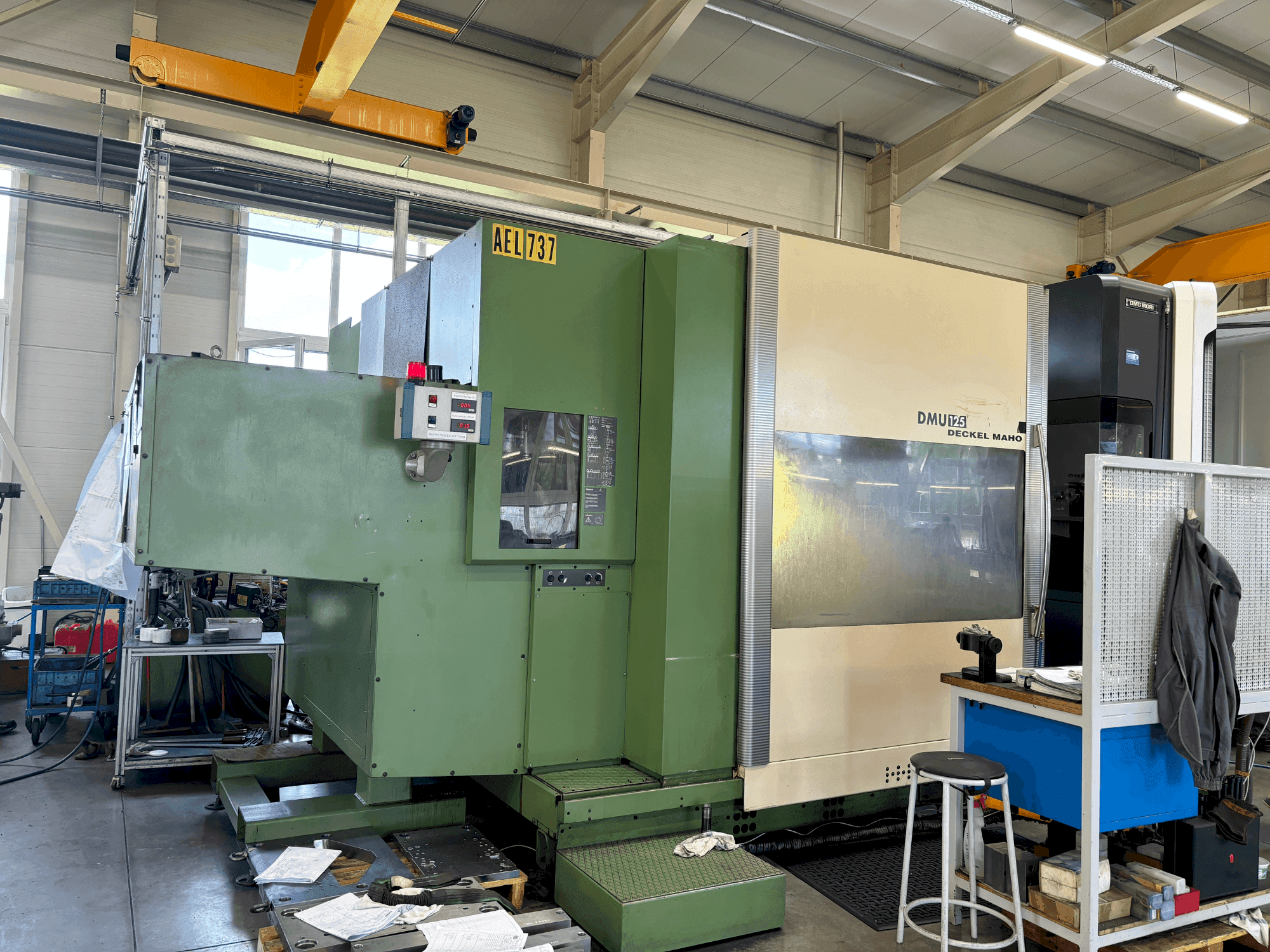 Čelní pohled na DMG MORI DMU 125 stroj