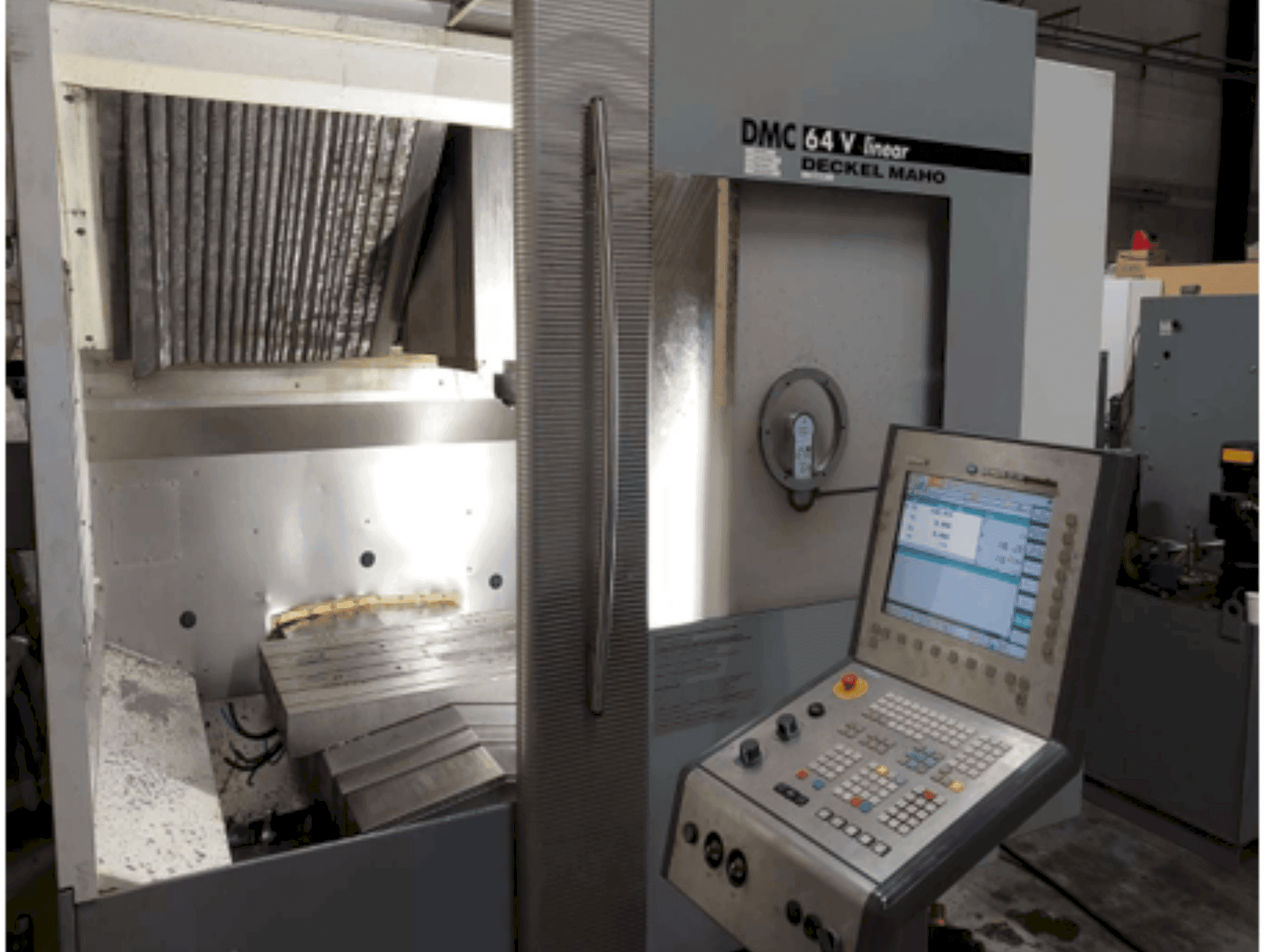 Čelní pohled na DMG DECKEL MAHO DMC 64V linear stroj
