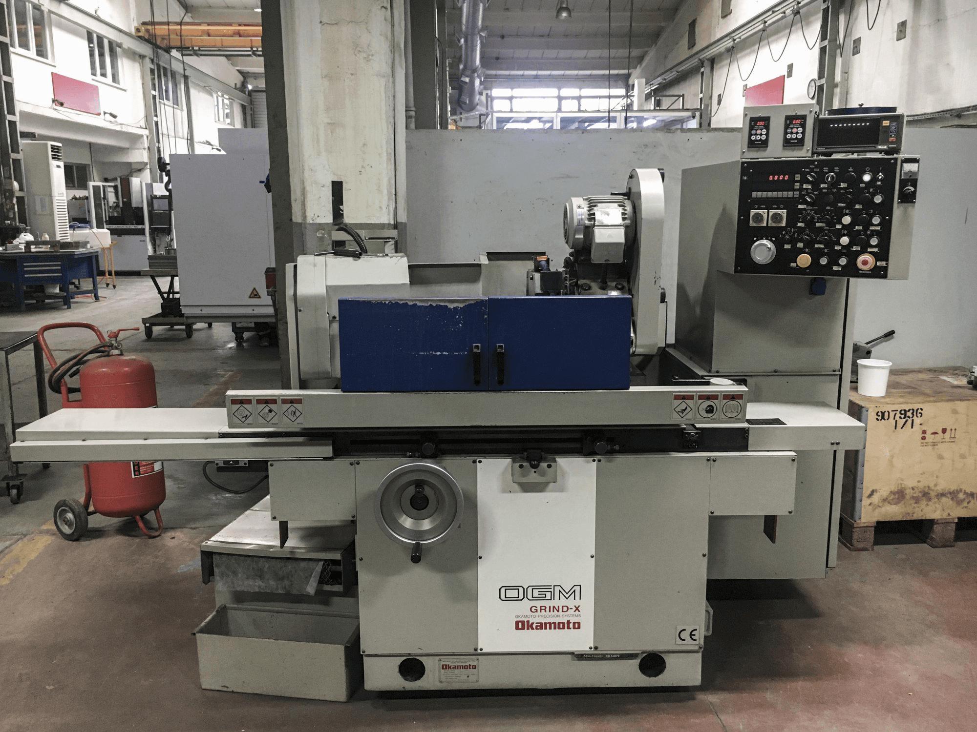 Čelní pohled na OKAMOTO OGM-250UDX stroj