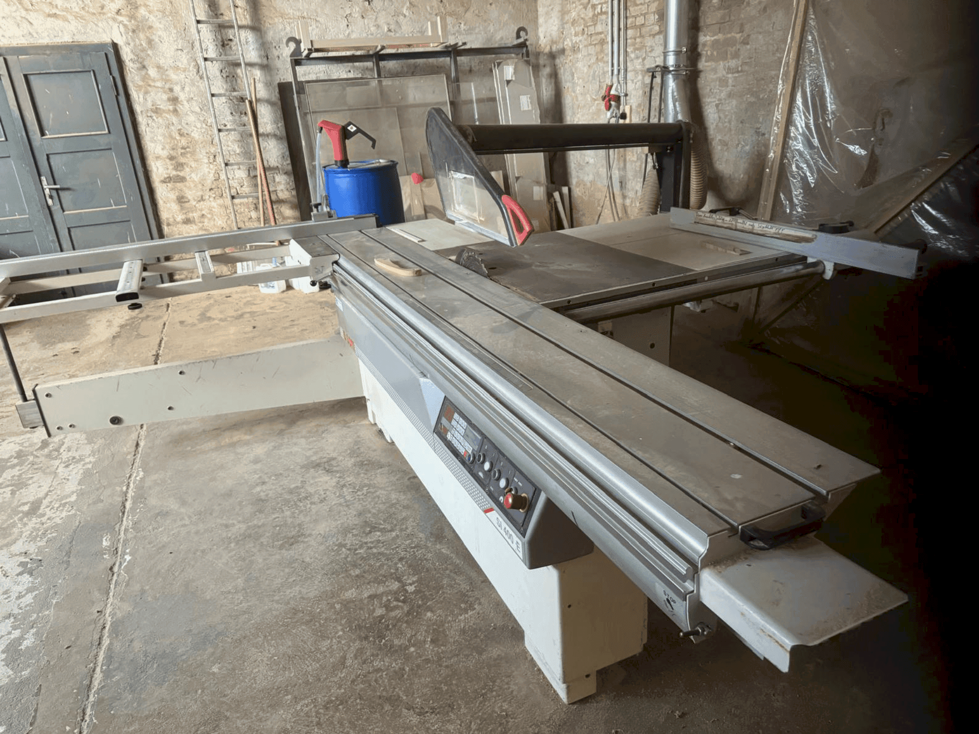 Čelní pohled na SCM SI 400E stroj