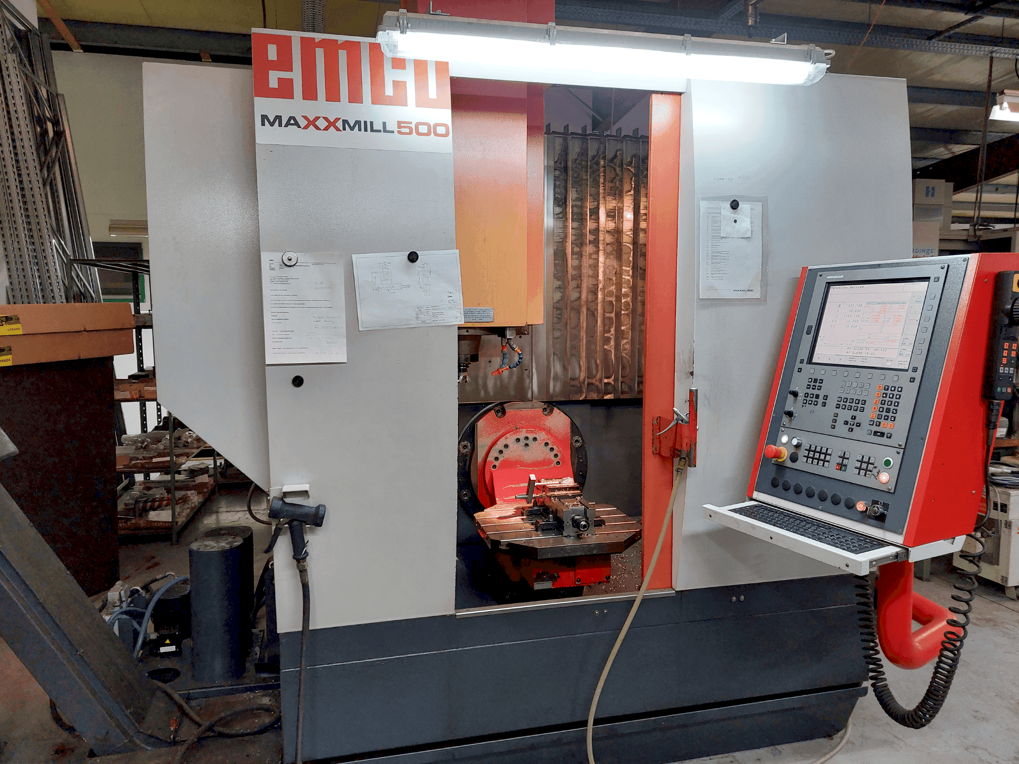 Čelní pohled na EMCO Maxxmill 500U stroj