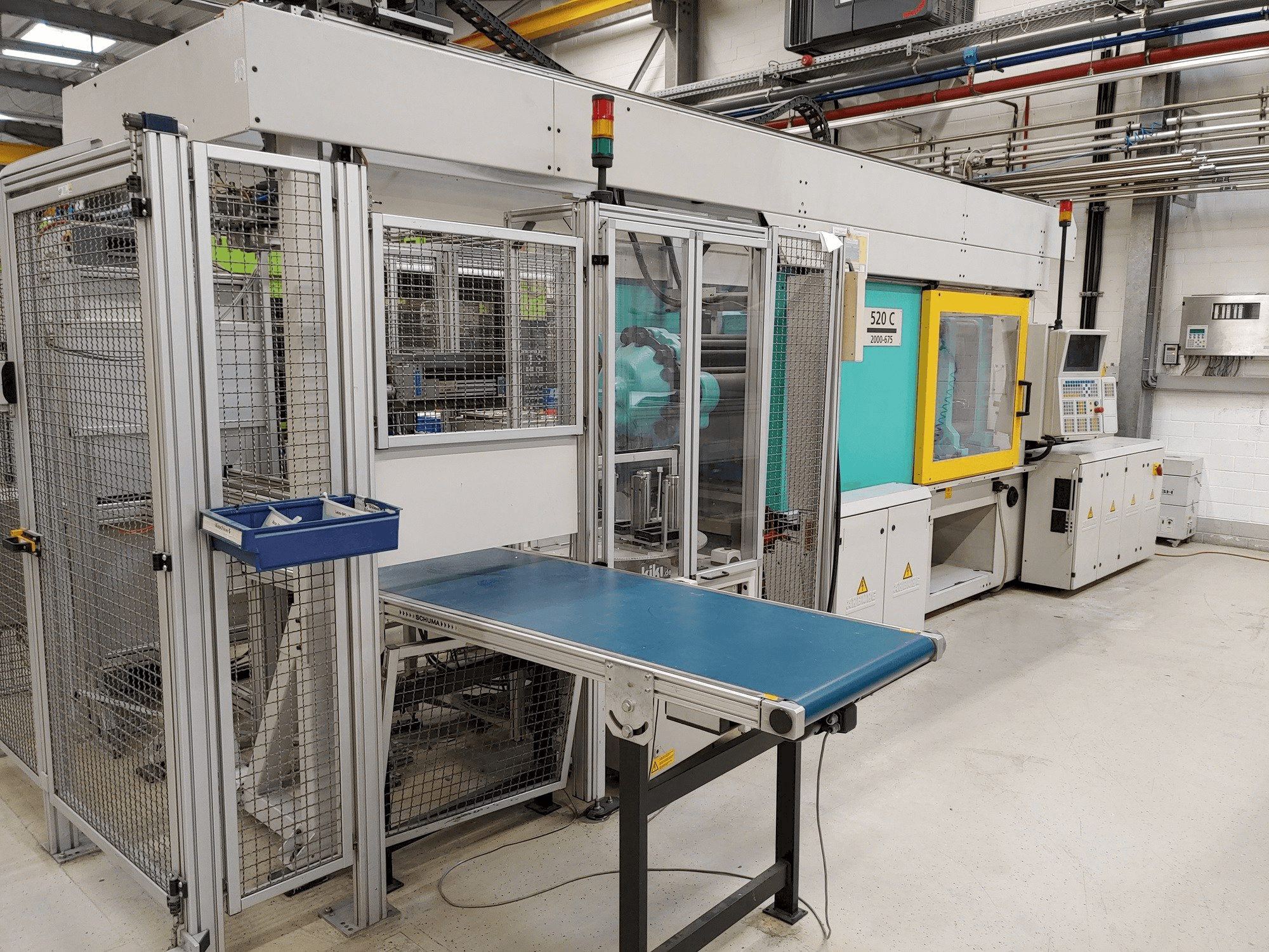 Čelní pohled na Arburg Allrounder 520 C 2000-675 stroj