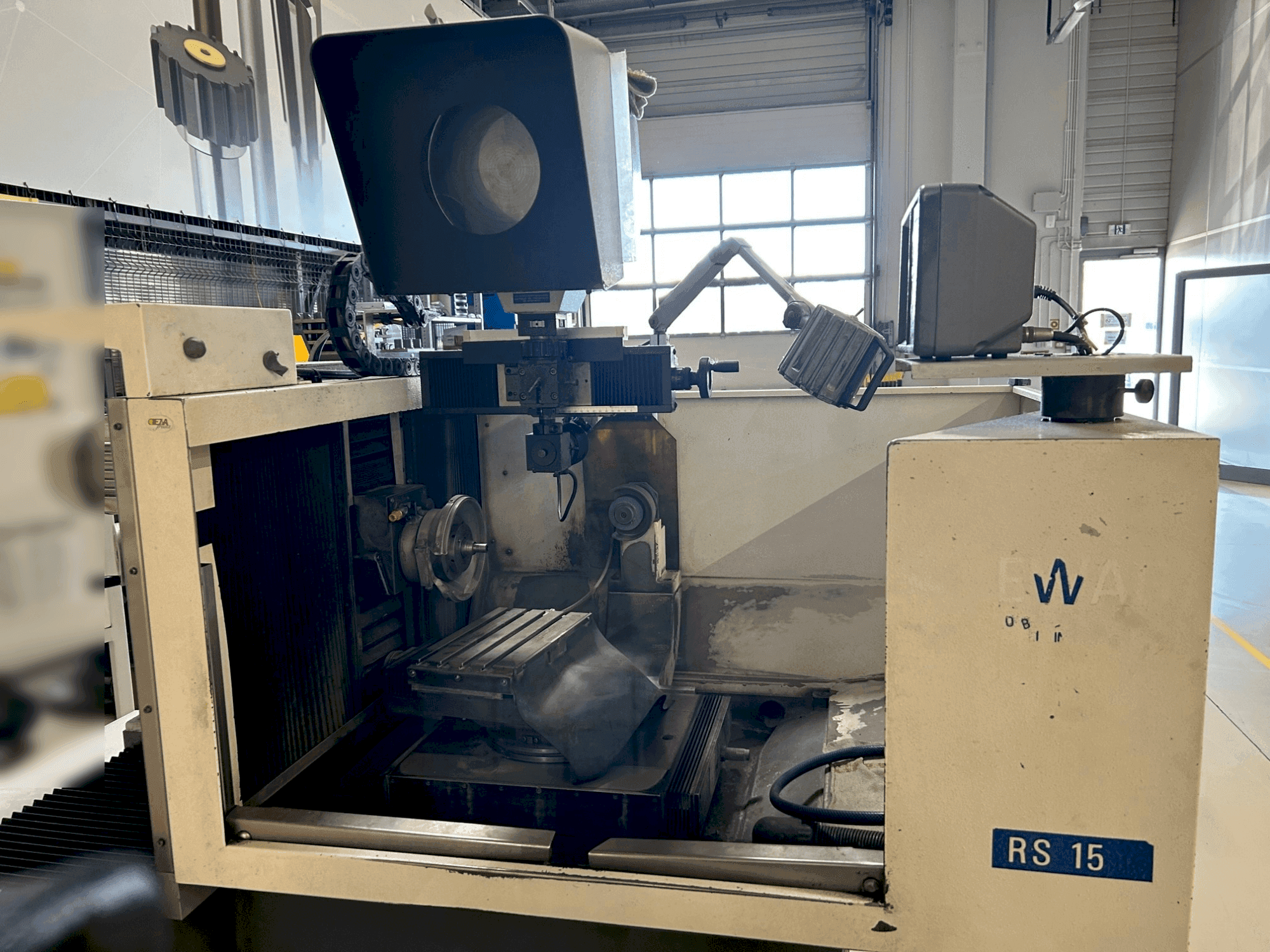 Čelní pohled na EWAG RS 15 stroj