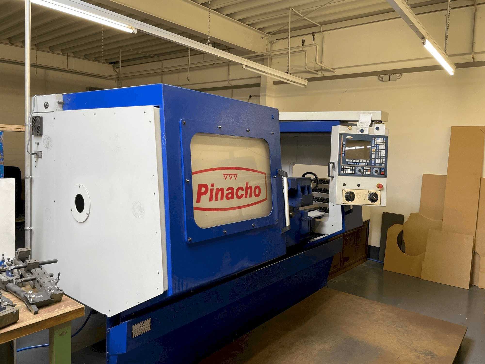 Čelní pohled na Pinacho CNC 260 stroj