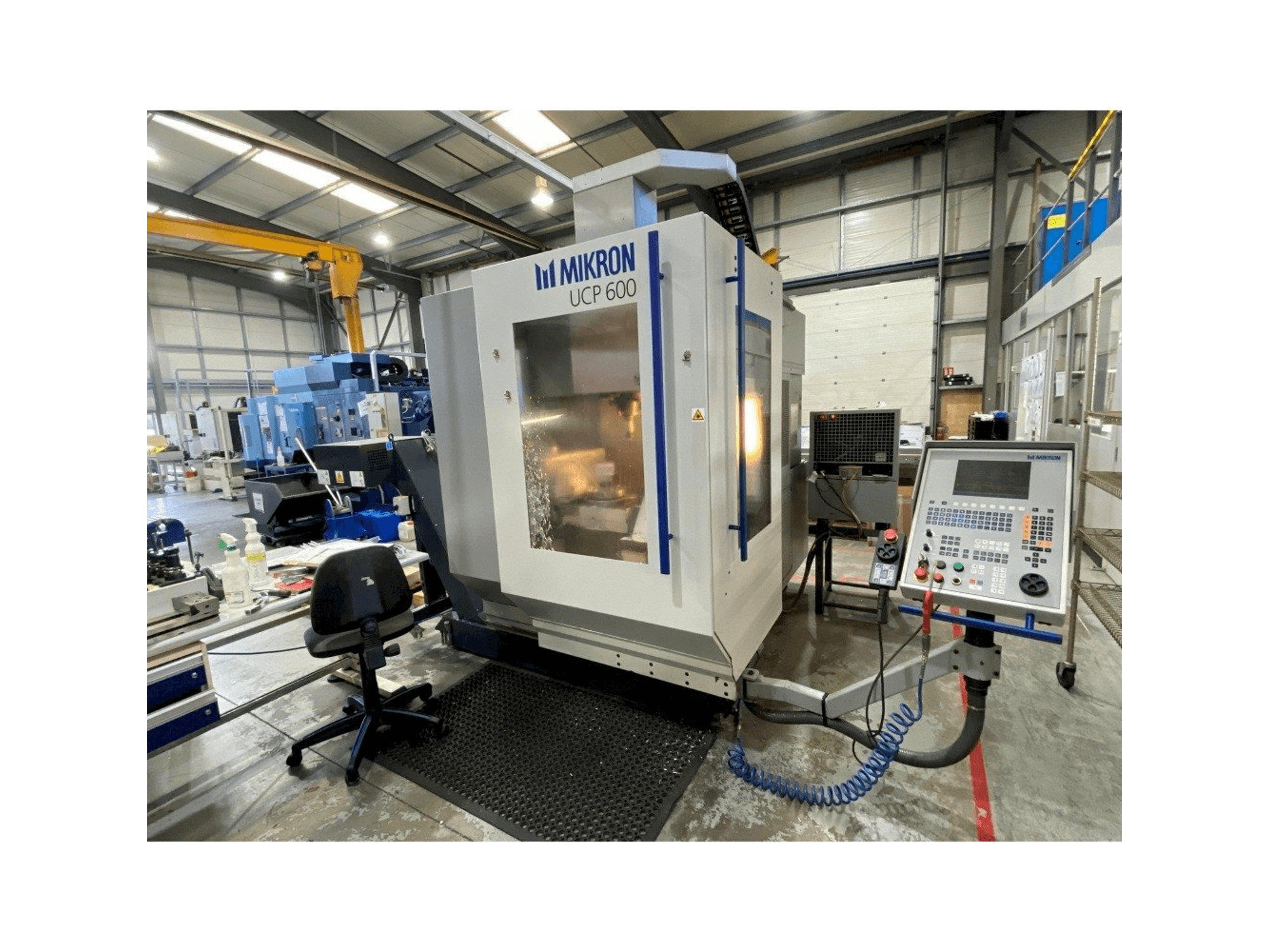 Čelní pohled na MIKRON UCP 600 stroj