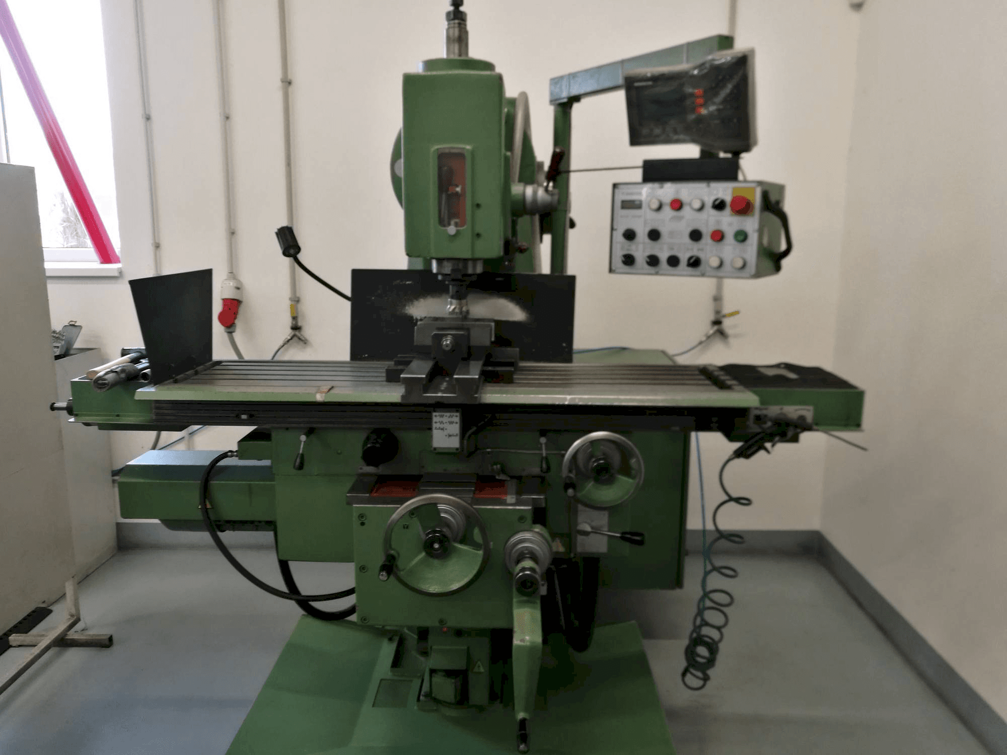 Čelní pohled na TOS FGV 32 stroj