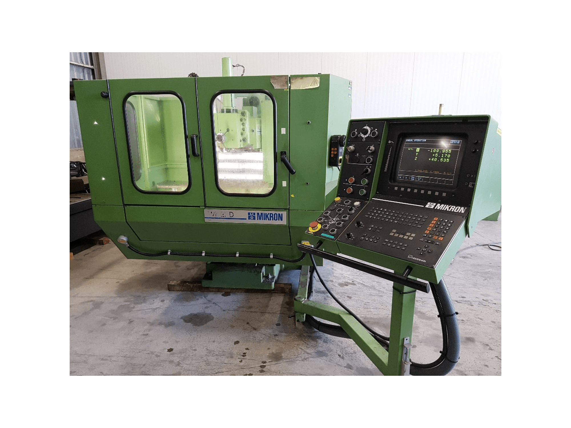 Čelní pohled na Mikron WF 21-D stroj