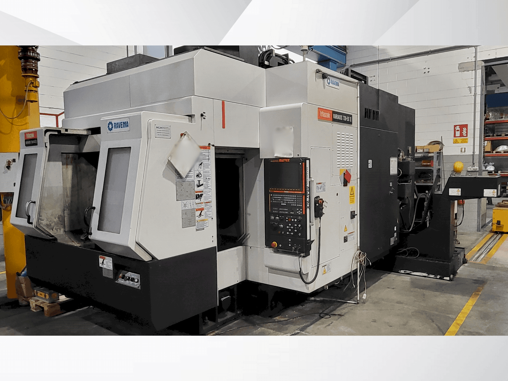 Čelní pohled na Mazak VARIAXIS 730 II 5X stroj
