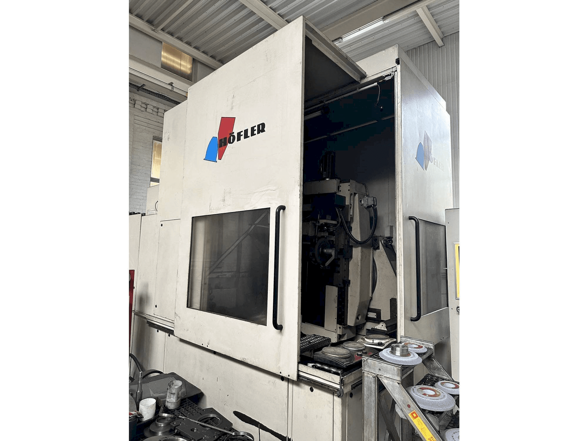 Čelní pohled na HOFLER NOVA CNC 1000 stroj