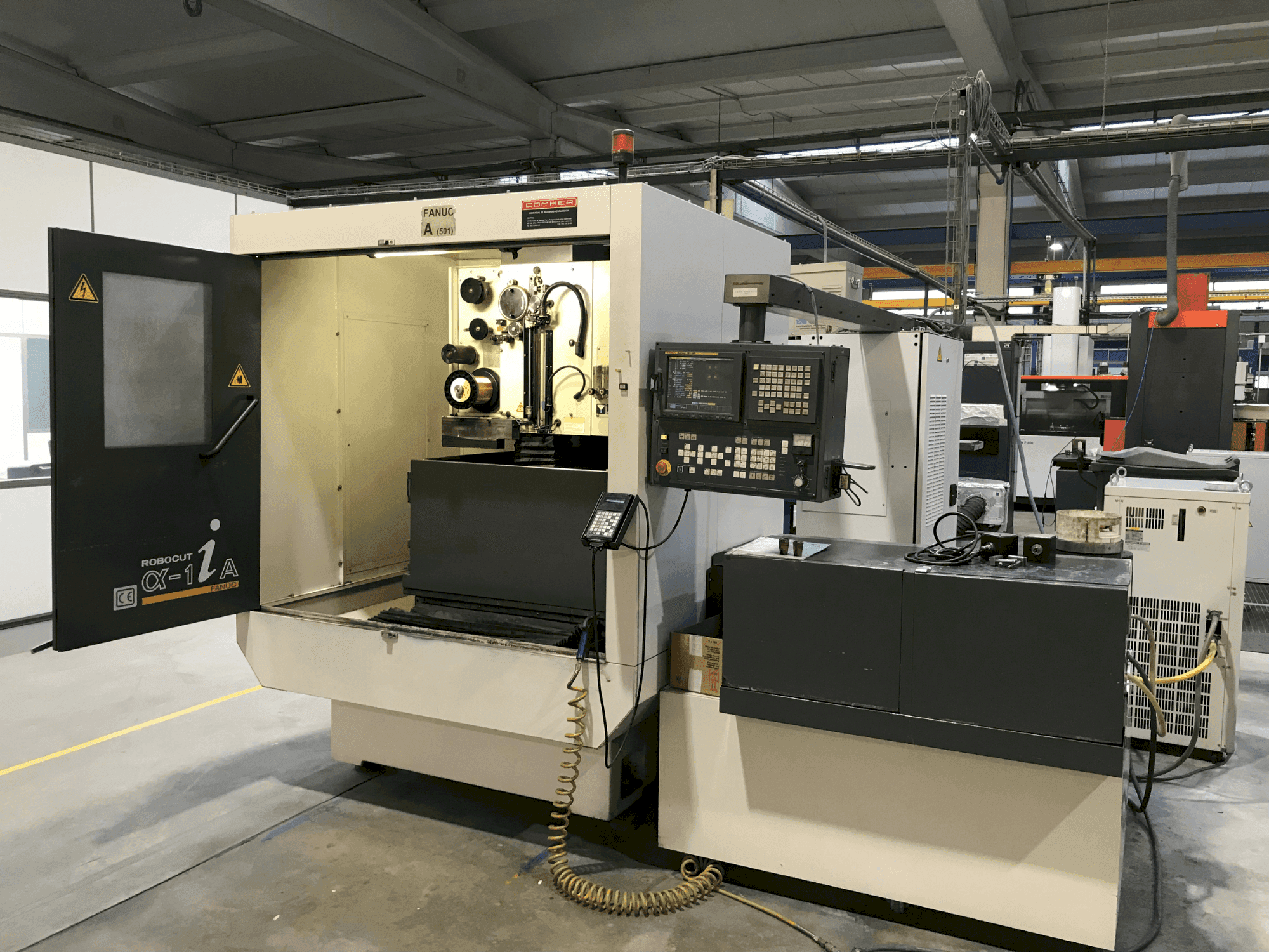 Čelní pohled na FANUC ROBOCUT α-1iA stroj