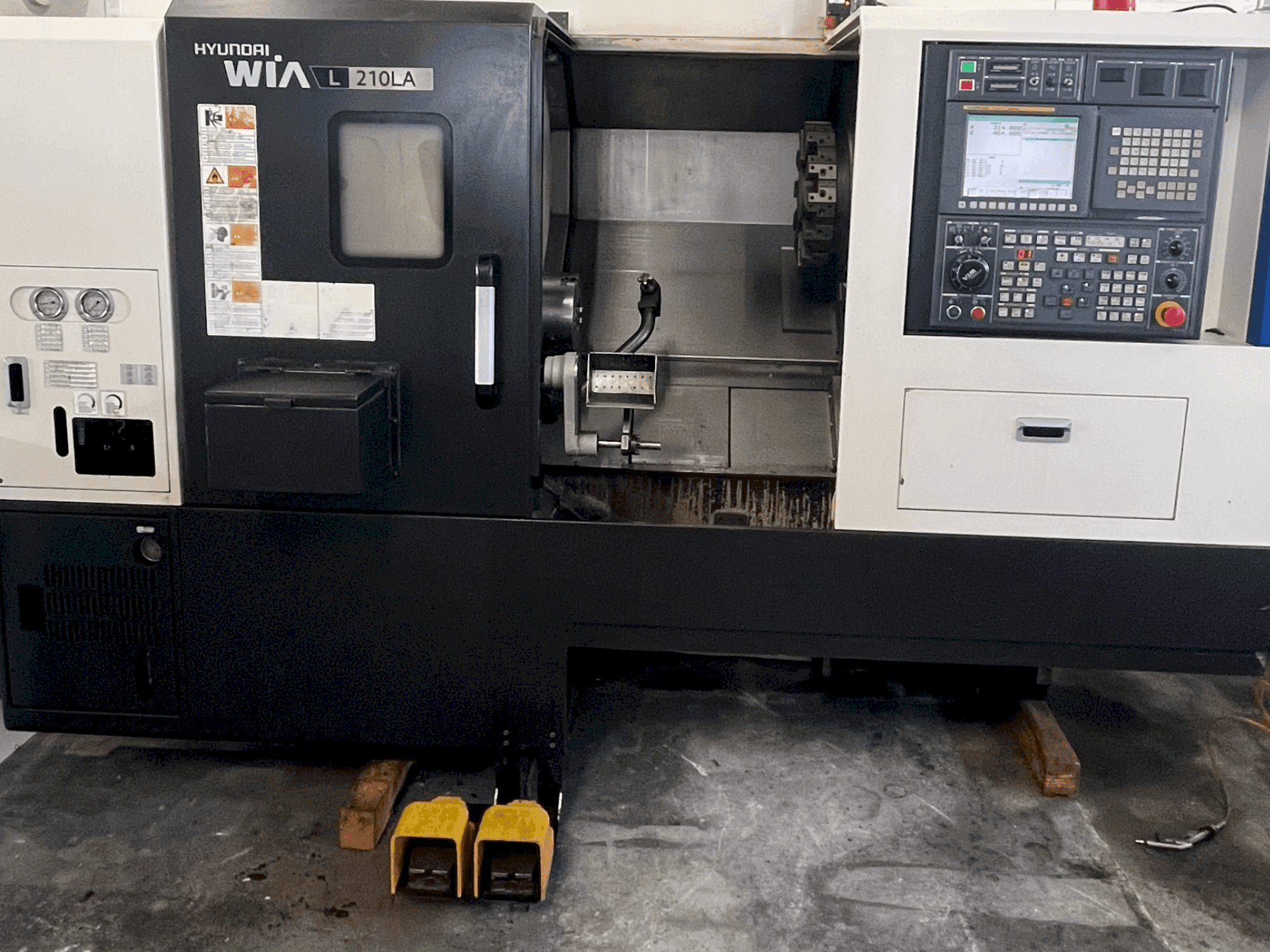 Čelní pohled na HYUNDAI KIA L 210LA stroj