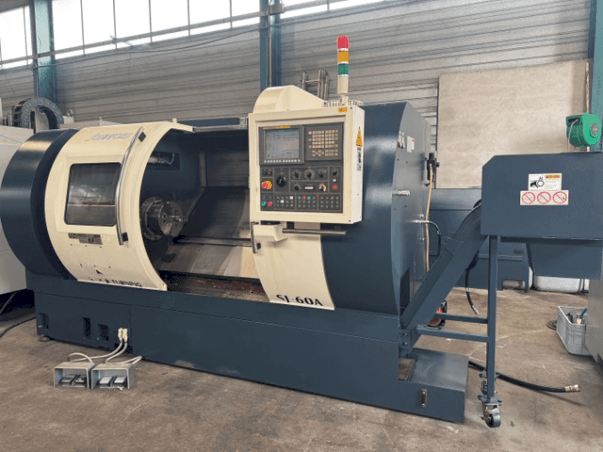 Čelní pohled na Johnford SL 60A CS stroj