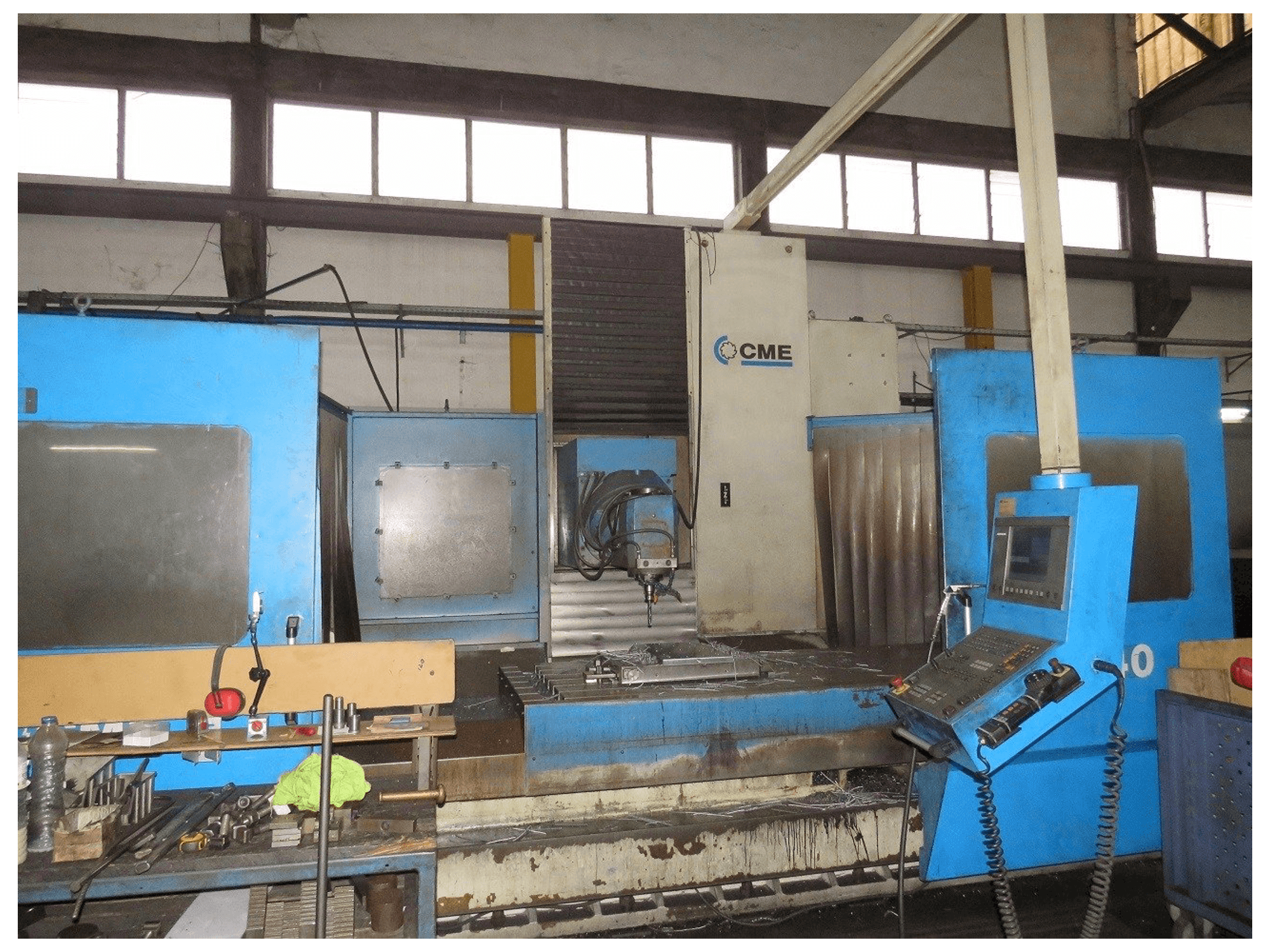 Čelní pohled na CME HZ40 stroj