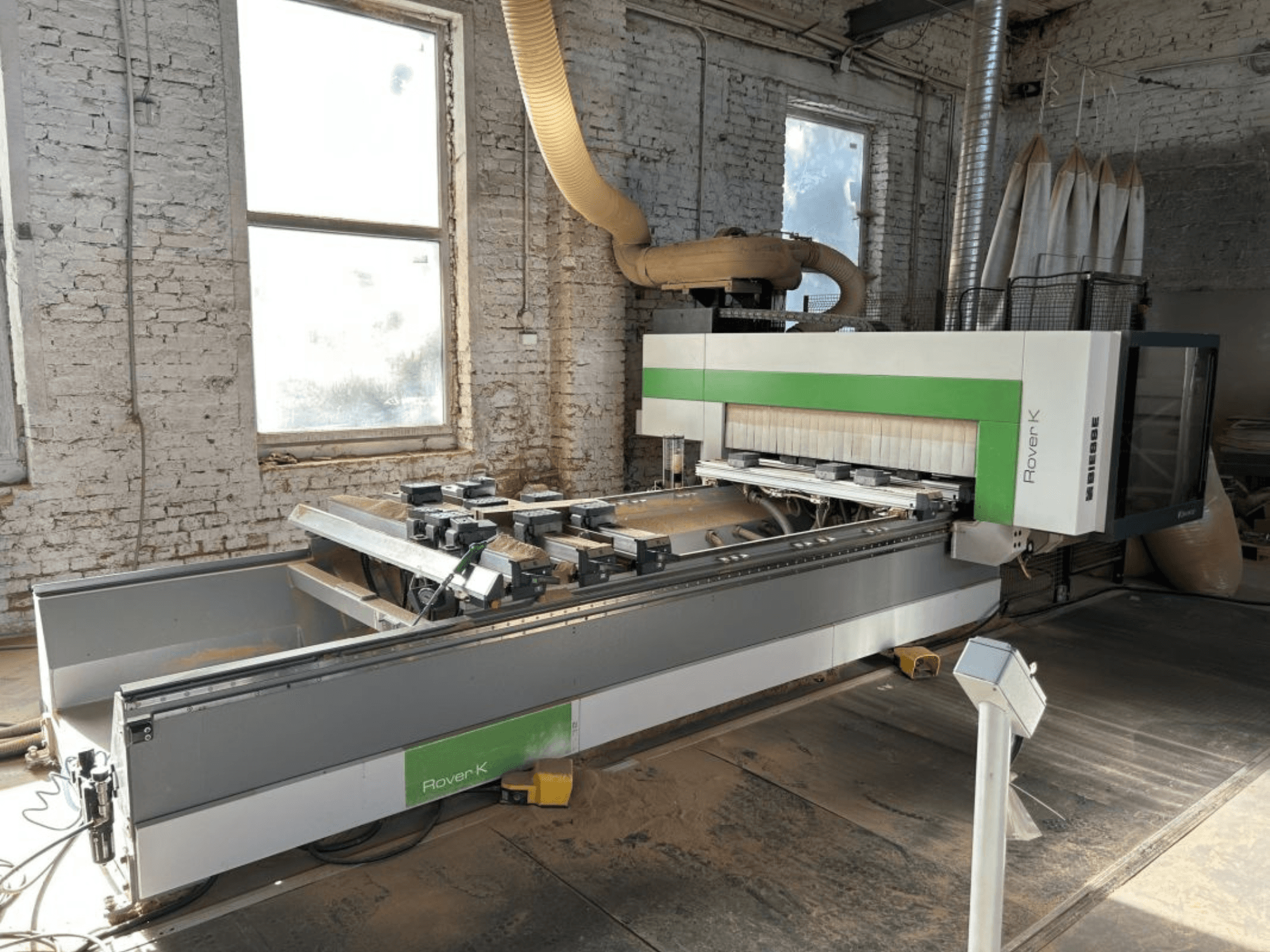CNC obráběcí centrum BIESSE Rover K 1532 G v dílně, pohled zepředu, s viditelnými řezacími nástroji a pracovní plochou.