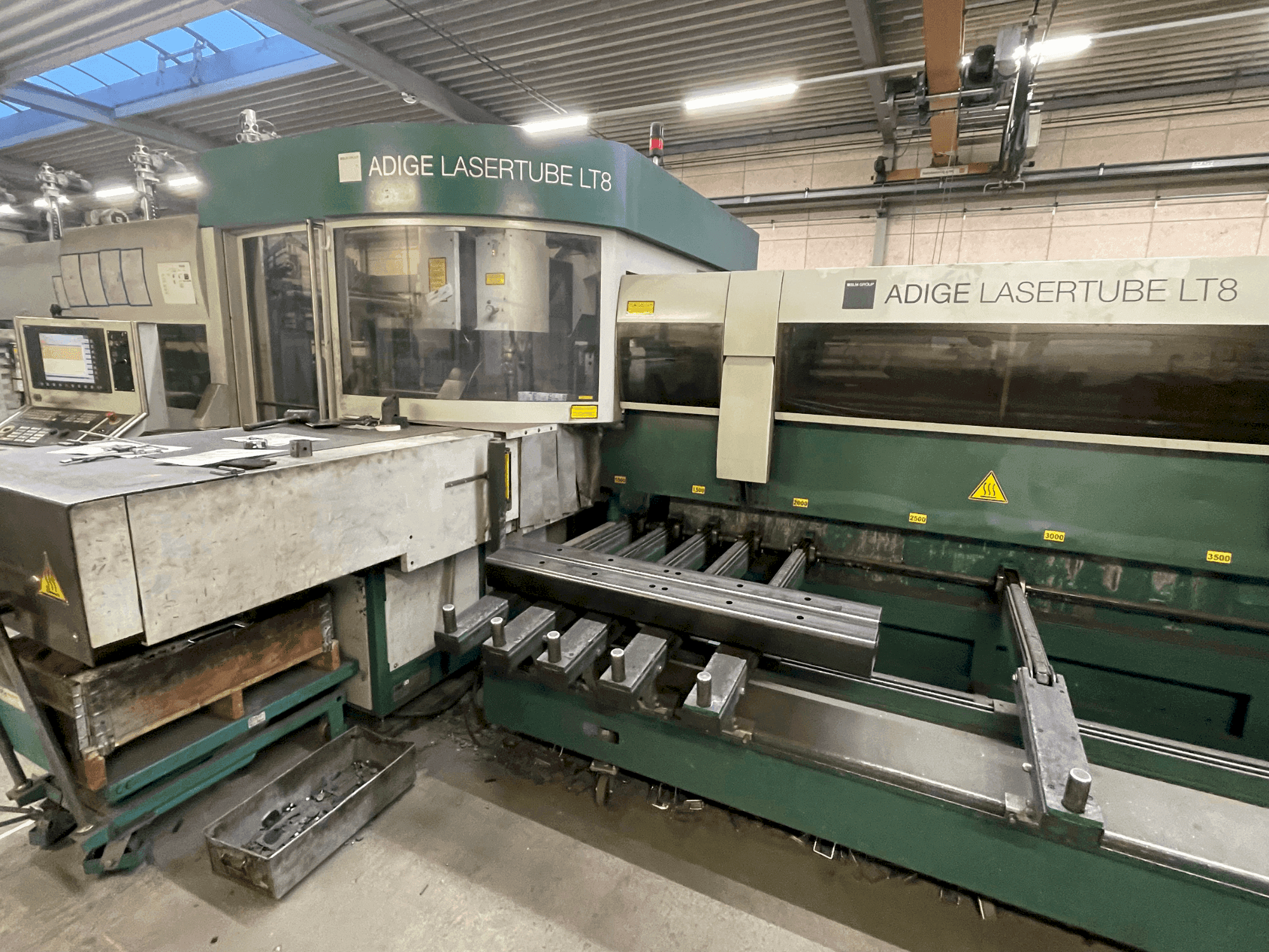 Čelní pohled na BLM Adige LT8 stroj