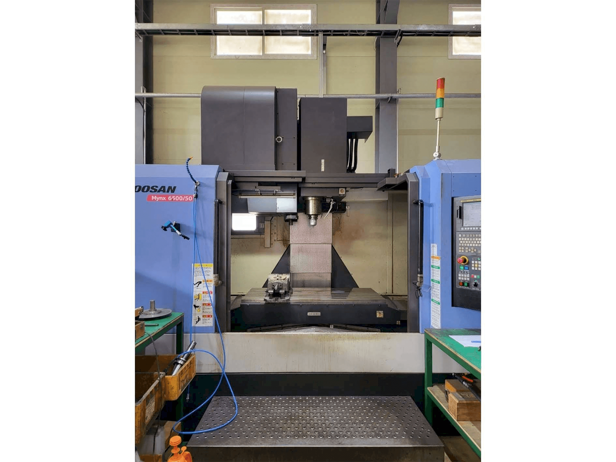 Čelní pohled na Doosan MYNX 6500/50 stroj