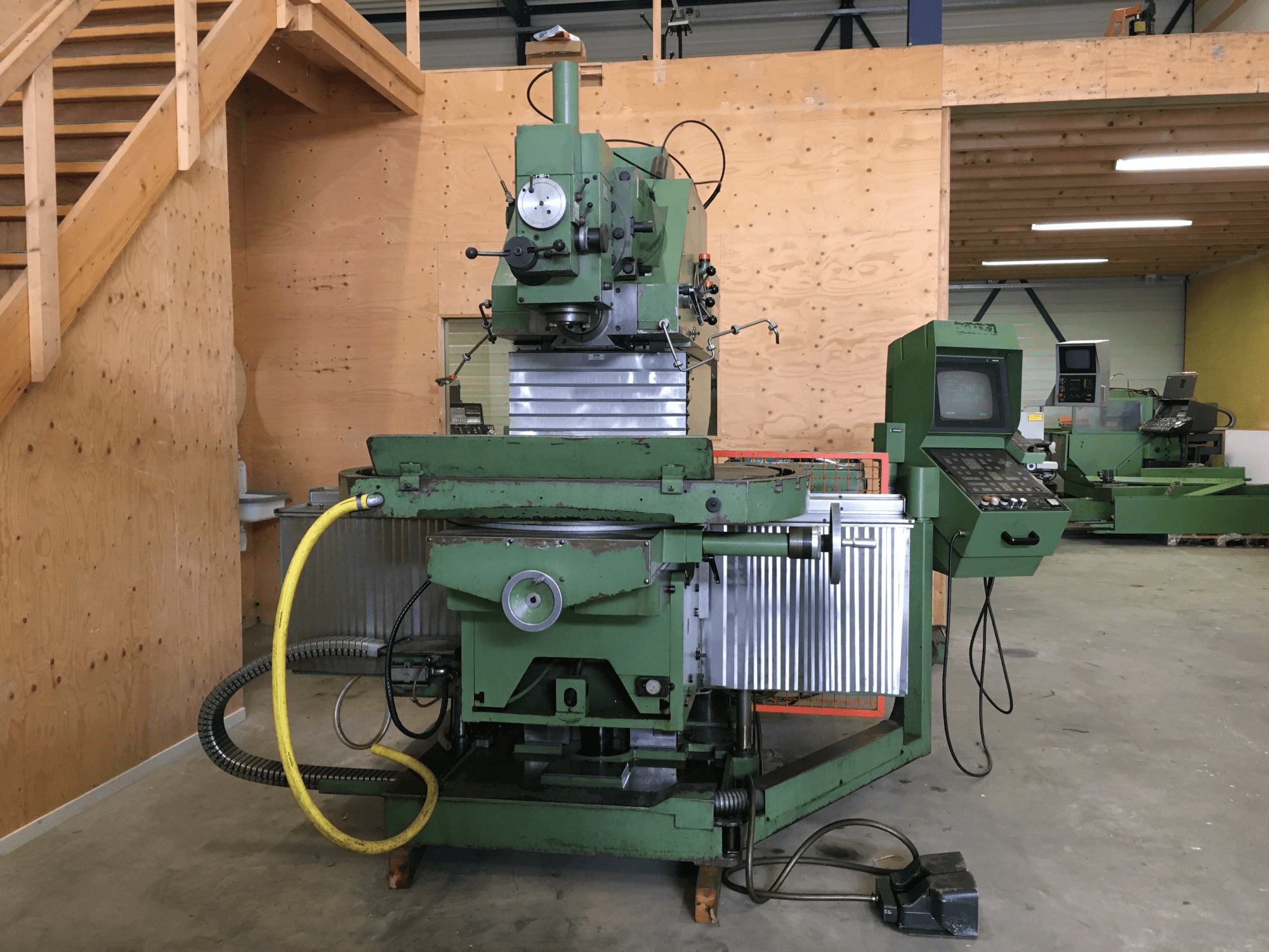 Čelní pohled na Maho MH 1000 C stroj