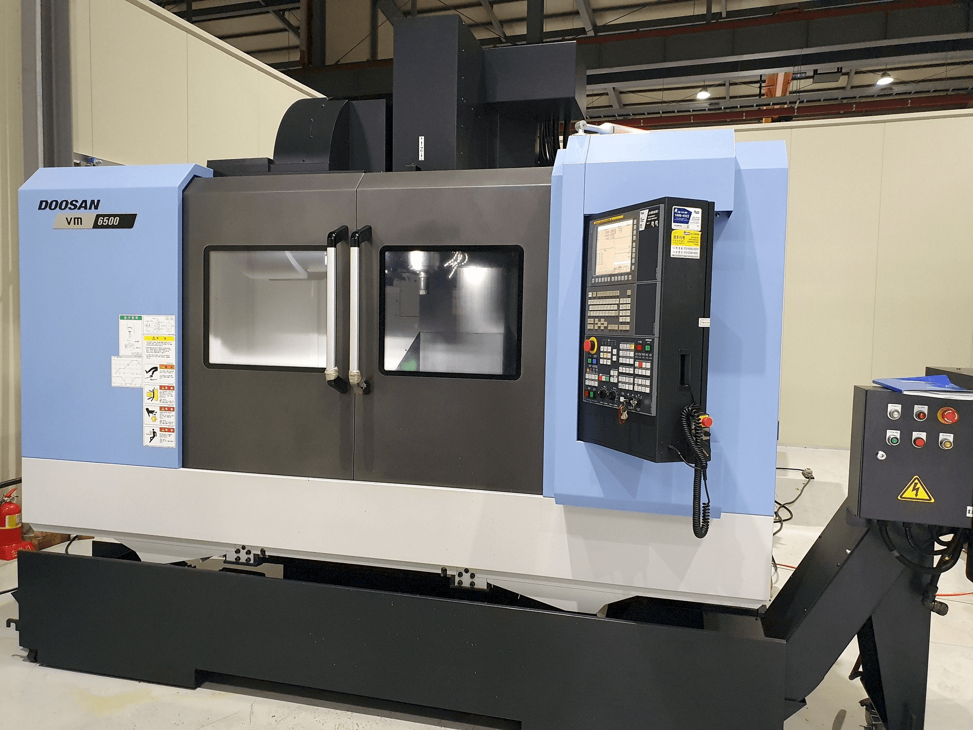 Čelní pohled na Doosan VM6500 stroj