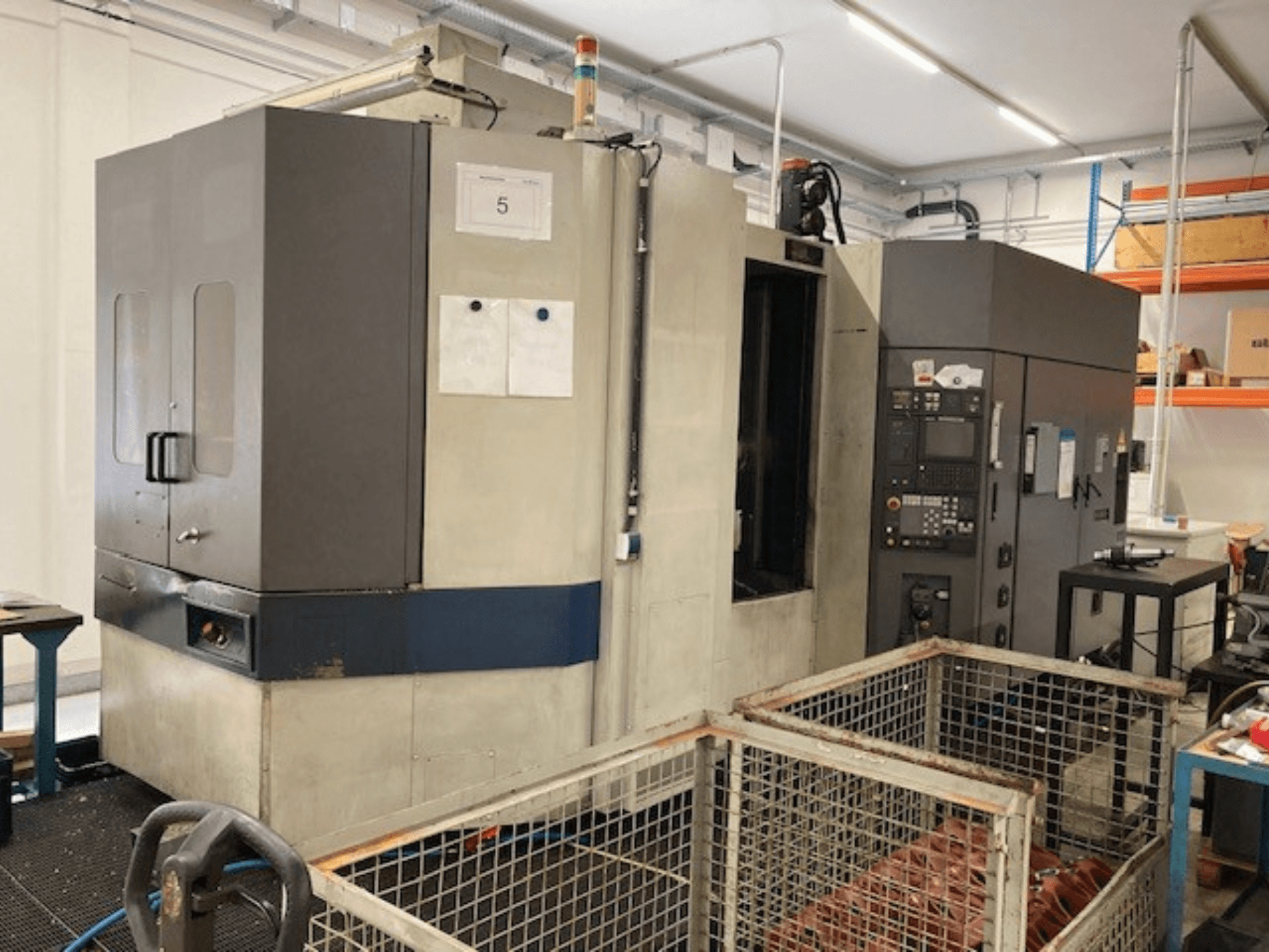 Horizontální obráběcí centrum MORI SEIKI SH633, pohled zepředu, ukázka ovládacího panelu a bezpečnostních prvků.