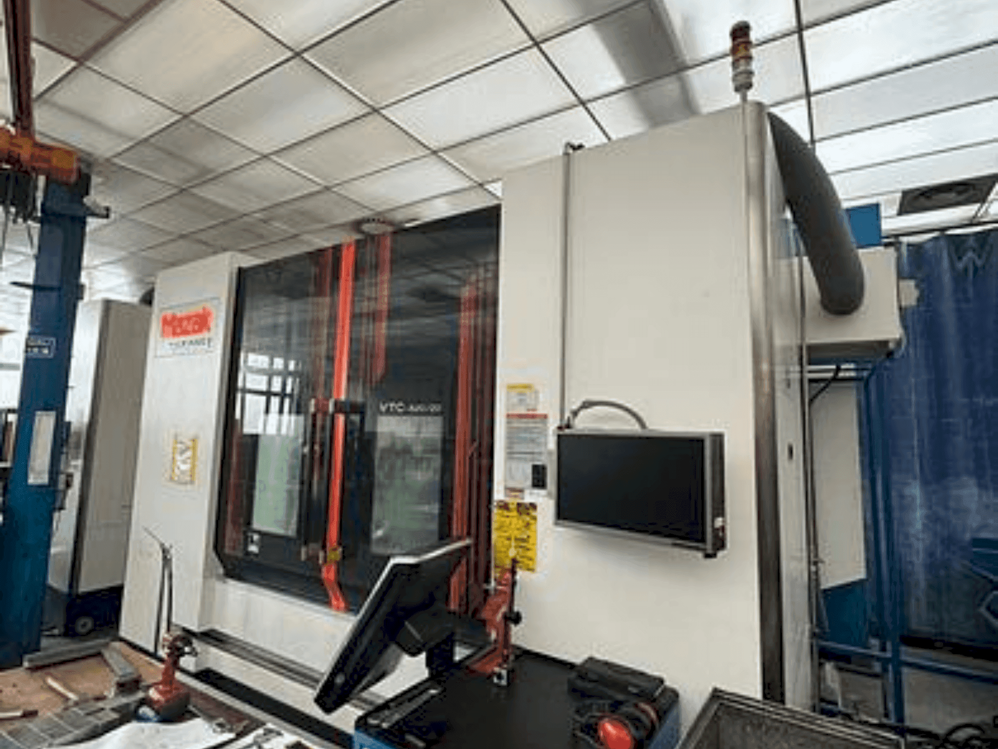 Čelní pohled na Mazak VTC 820/20 stroj