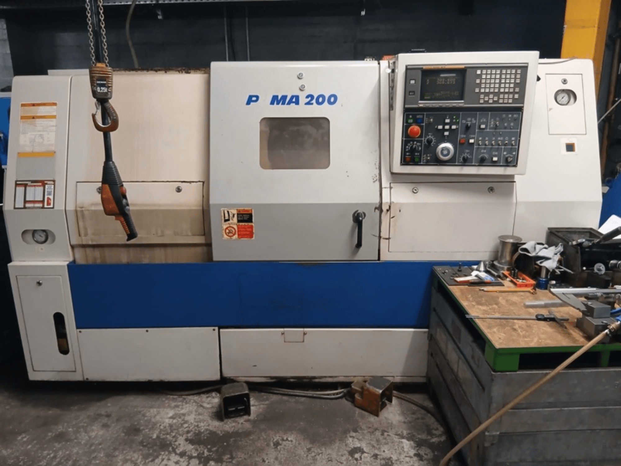 Pohled zepředu na horizontální soustruh DAEWOO EcoTurn 200 s ovládacím panelem a bezpečnostními štítky.