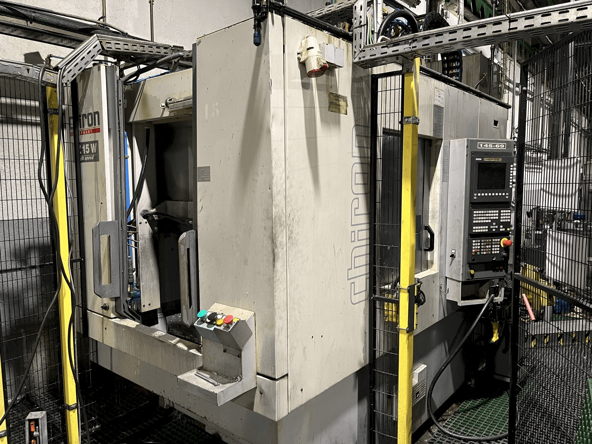 Čelní pohled na CHIRON FZ15W stroj