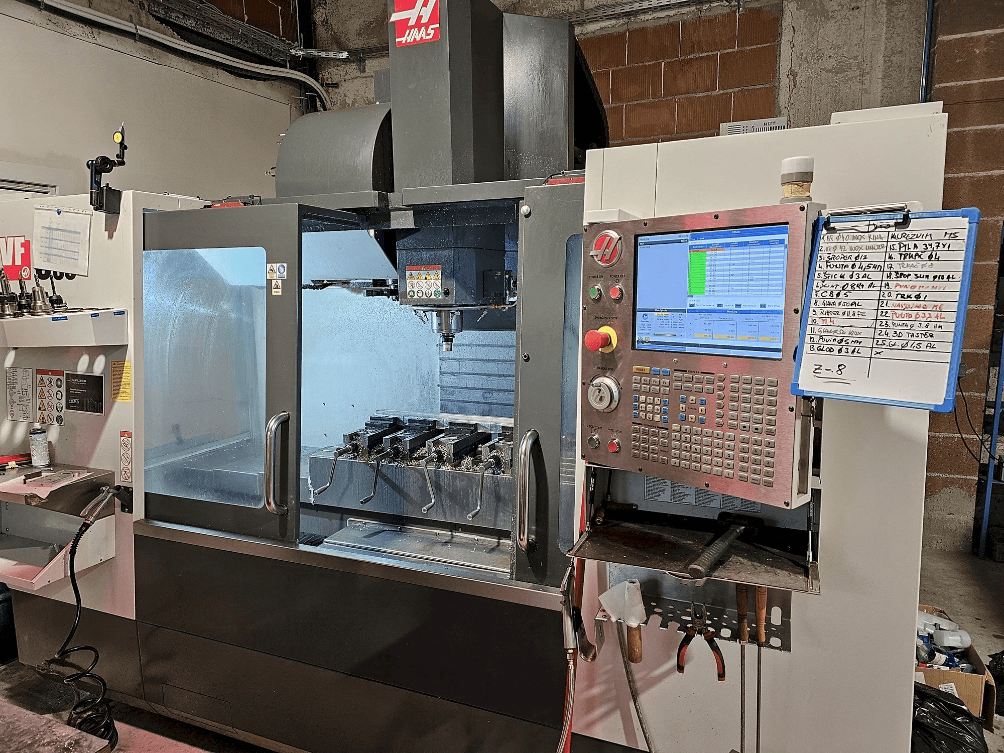 Čelní pohled na HAAS VS3SS stroj