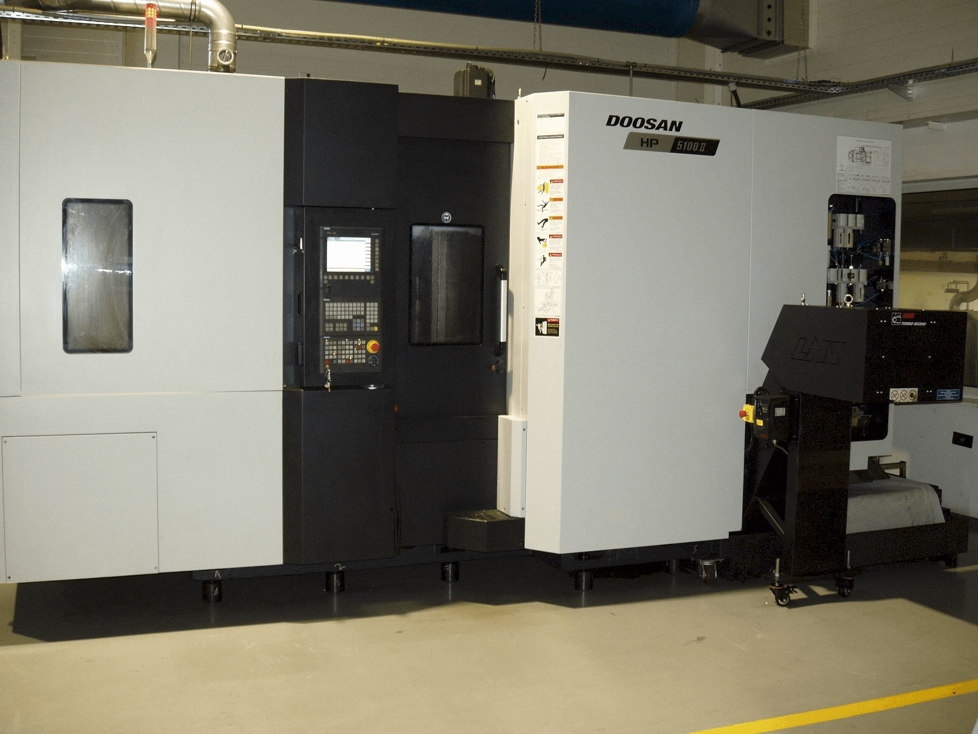 Čelní pohled na Doosan HP 5100 II stroj