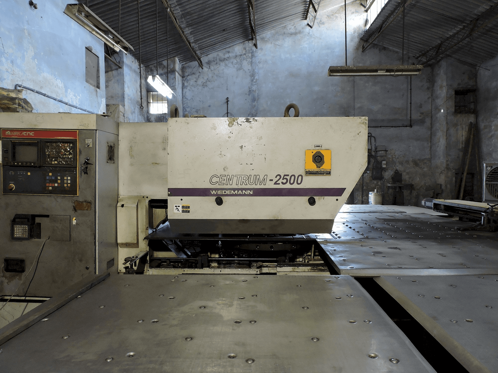 Levý boční pohled na Murata Wiedemann C-2500 stroj