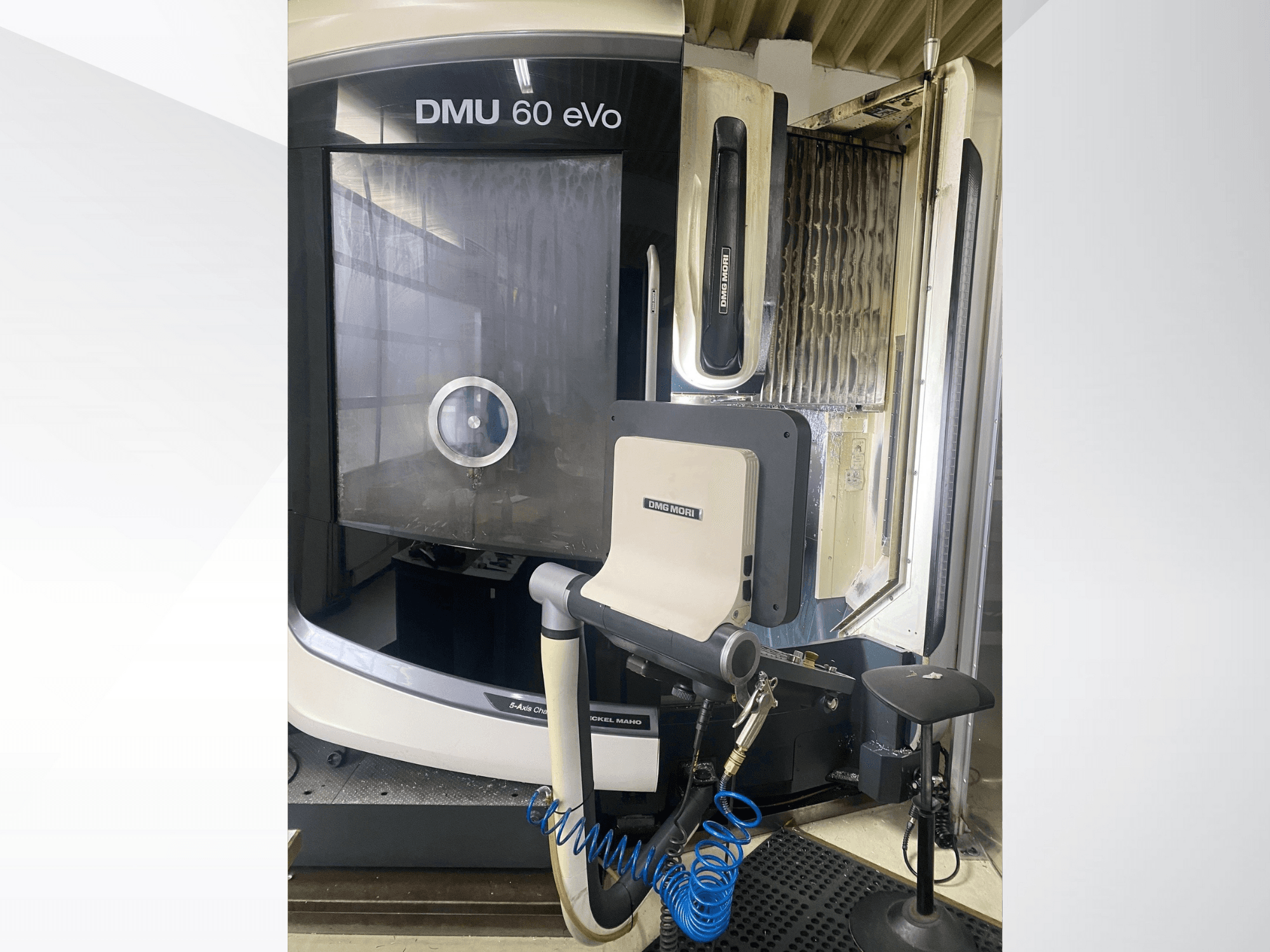 Frézka DMU 60 eVo CNC, pohled zepředu, zobrazující ovládací panel a nástroje, ideální pro přesné obrábění.