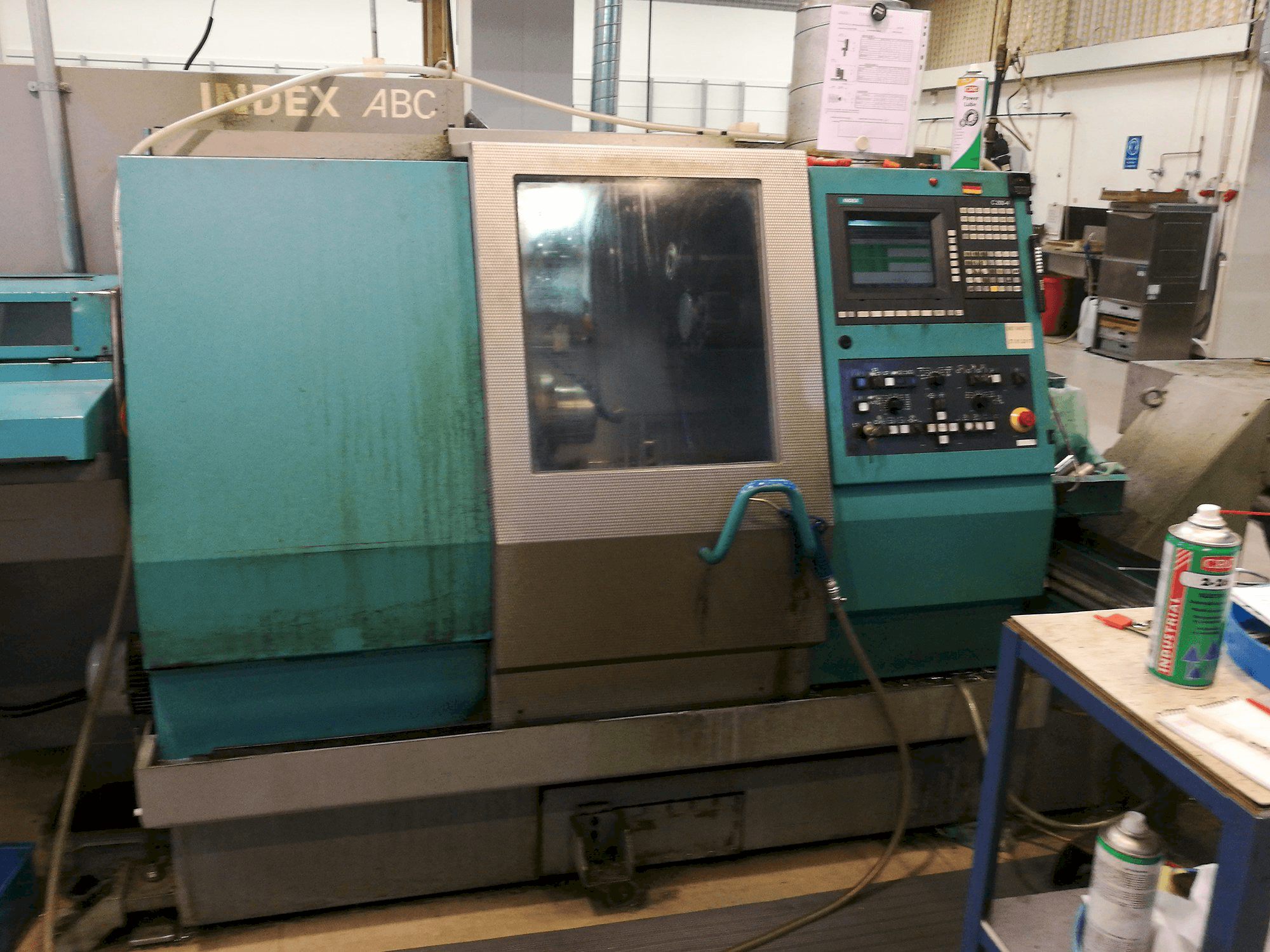 Čelní pohled na Index ABC stroj