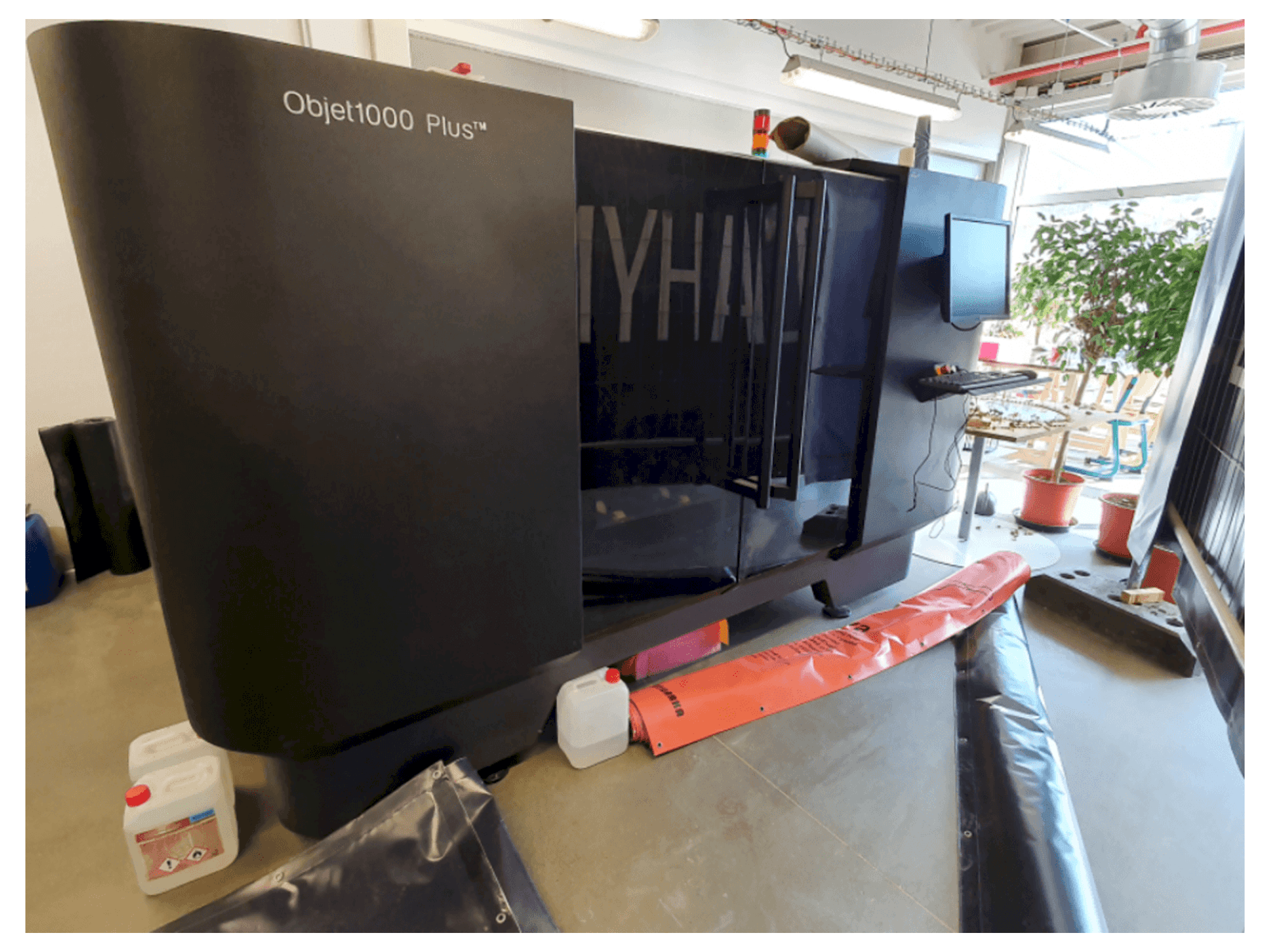 Čelní pohled na Stratasys Objet 1000 Plus stroj